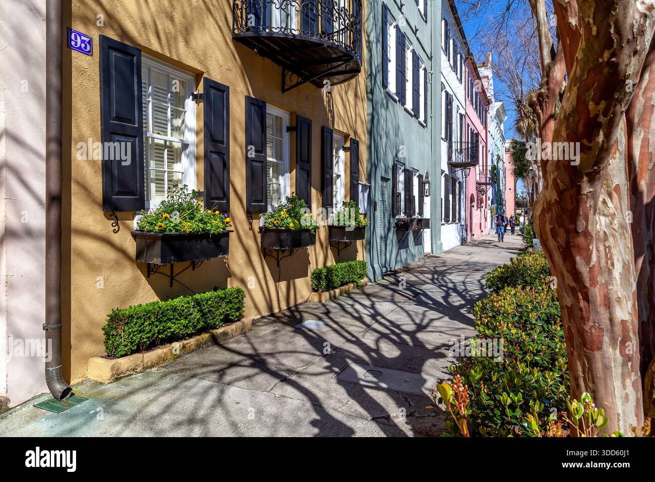 Rainbow Row al mattino, il nome di una serie di tredici colorate case storiche a Charleston, Carolina del Sud. Foto Stock