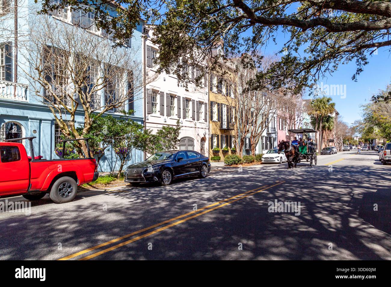 Rainbow Row al mattino, il nome di una serie di tredici colorate case storiche a Charleston, Carolina del Sud. Foto Stock