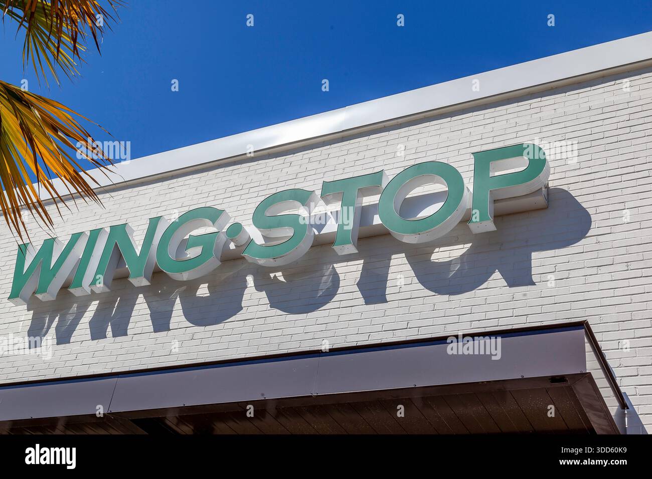 Il cartello dei ristoranti Clos eup of Wingstop si trova sull'edificio di Charleston, South Carolina, Stati Uniti. Foto Stock