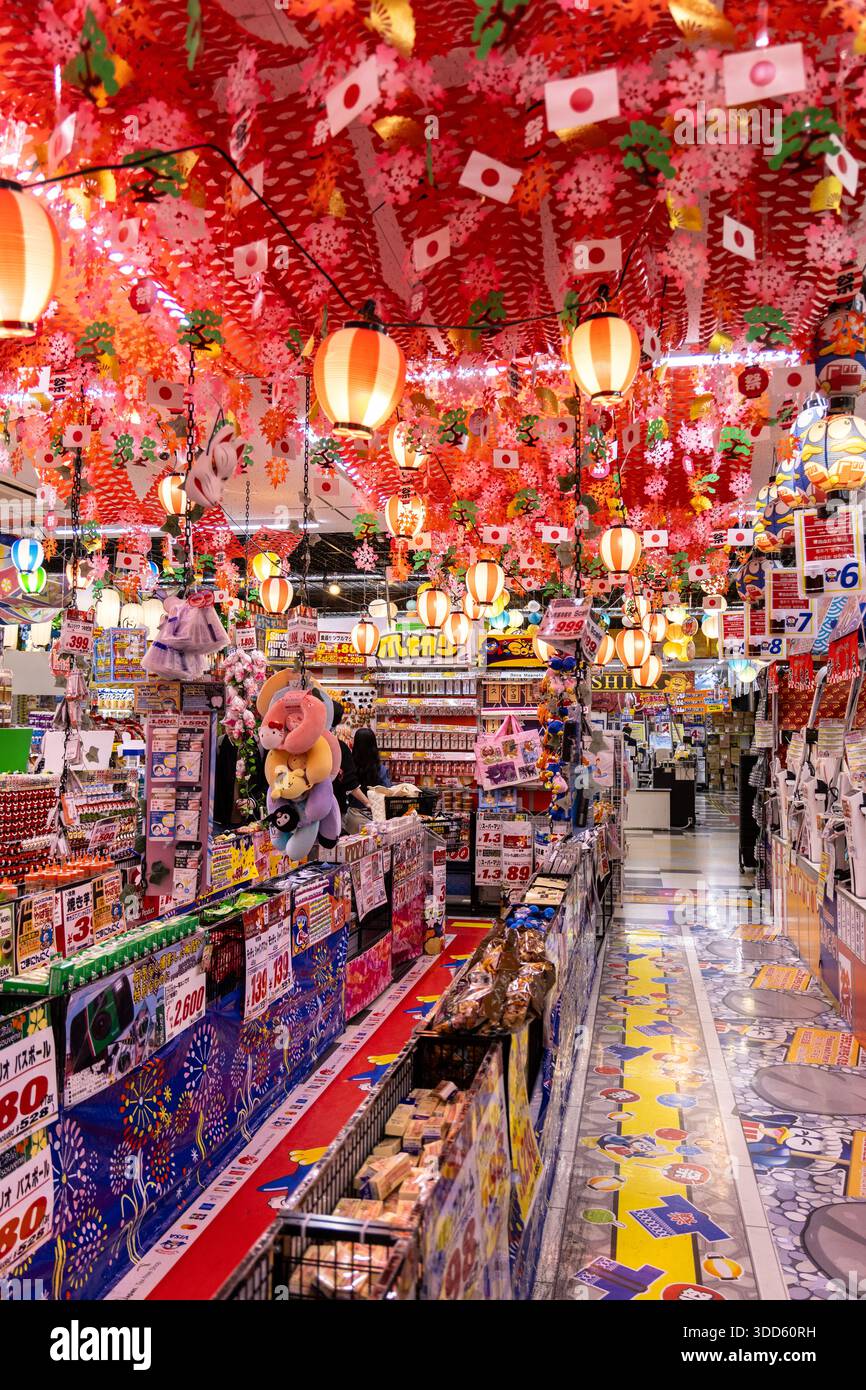 Interno della catena di discount MEGA Don Quijote a Shinsekai, Osaka, Giappone Foto Stock