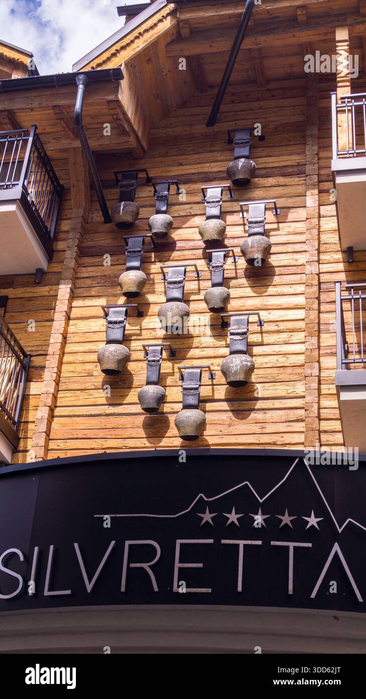 Ischgl rimane una delle destinazioni sciistiche più esclusive e vivaci al mondo, situata nella valle del Paznaun in Tirolo, Austria. Foto Stock