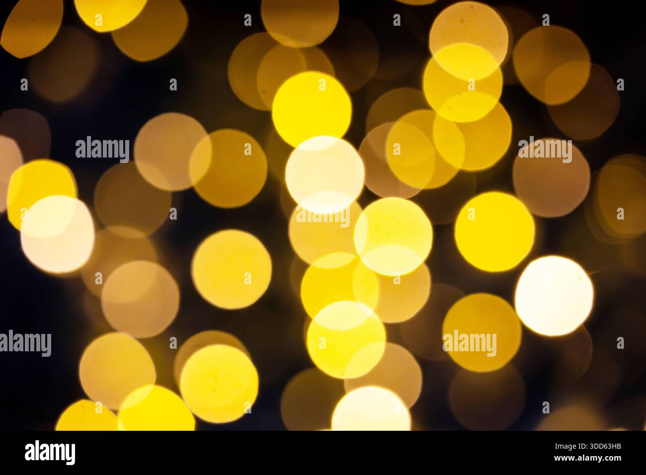 Luci di Natale gialle lampeggianti e bokeh dalla sfocatura. Luci di Natale gialle lampeggianti e bokeh dalla sfocatura. Sfondo scuro. Italia Copyright: XGennaroxLeonardix Foto Stock