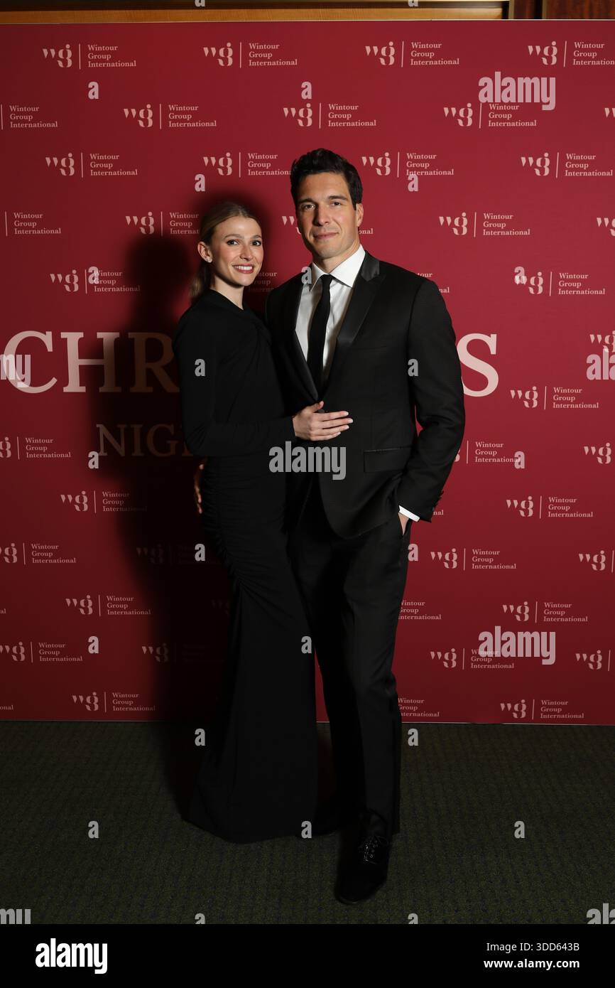 New York, Stati Uniti. 27 dicembre 2025. Artisti e ospiti arrivano sul Red carpet per il concerto di Natale della Carnegie Hall a New York City, Stati Uniti, il 27 dicembre 2025. (Foto di B.A. Van Sise/NurPhoto)0 credito: NurPhoto SRL/Alamy Live News Foto Stock