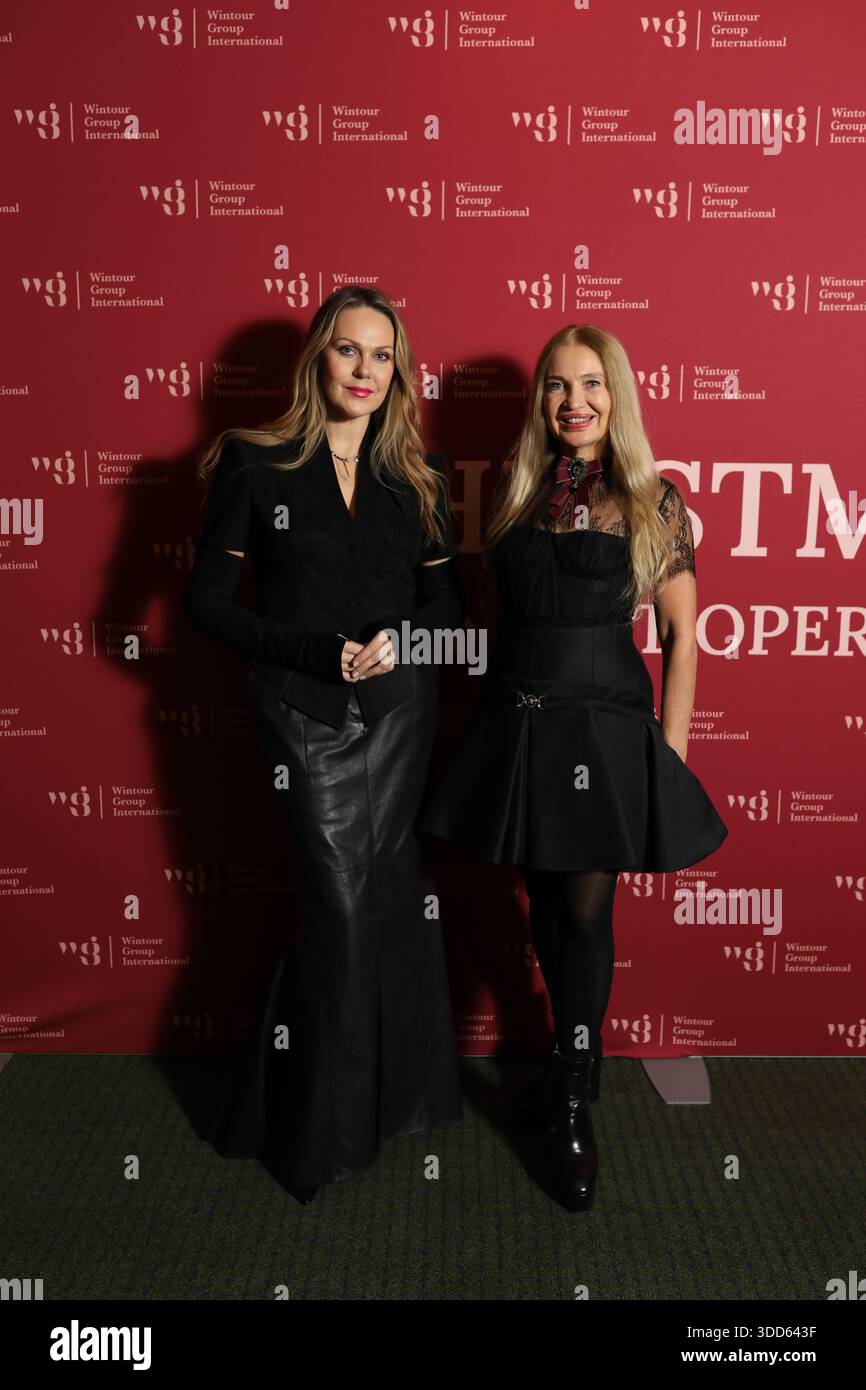 New York, Stati Uniti. 27 dicembre 2025. Artisti e ospiti arrivano sul Red carpet per il concerto di Natale della Carnegie Hall a New York City, Stati Uniti, il 27 dicembre 2025. (Foto di B.A. Van Sise/NurPhoto)0 credito: NurPhoto SRL/Alamy Live News Foto Stock