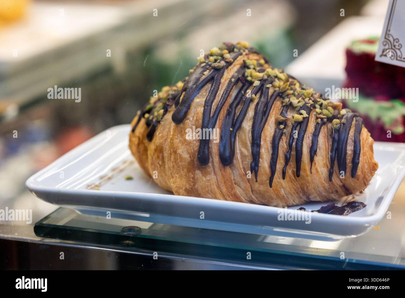 Primo piano di croissant freschi al burro dorato in un bancone di panetteria Foto Stock