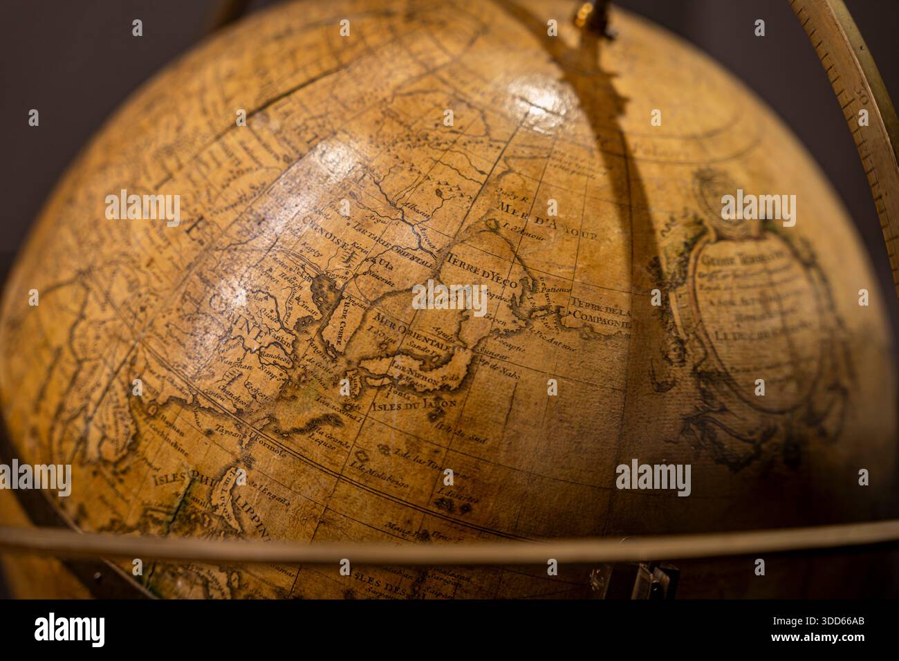 Globo antico che mostra la regione del Giappone in mostra al Musée des Arts et Métiers, mettendo in evidenza l'artigianato storico della cartografia, Parigi, Francia Foto Stock