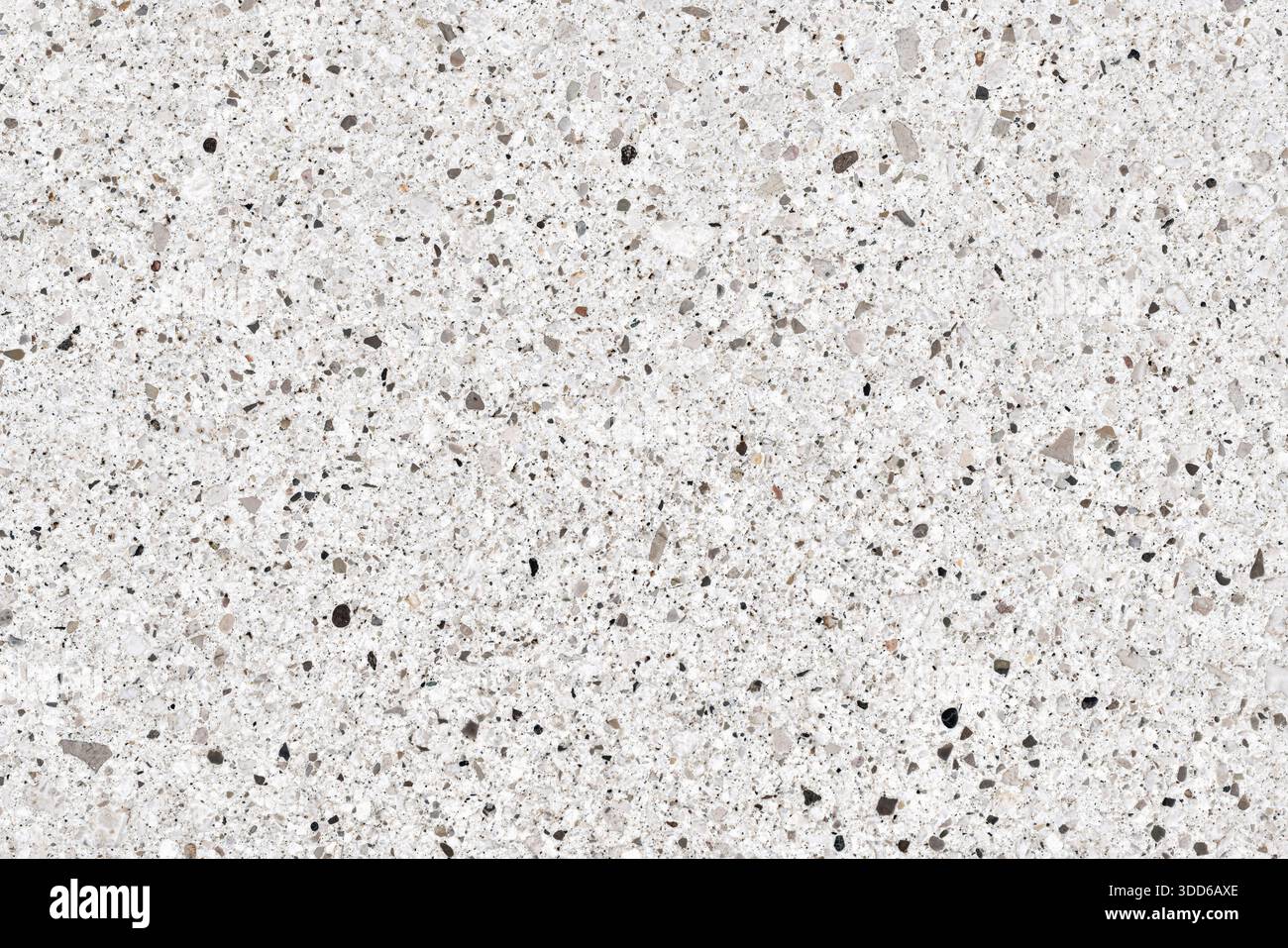 Vista ad alta risoluzione di un terrazzo bianco o di una superficie di quarzo. Moderno materiale da costruzione caratterizzato da un mix di pietre minerali grigie, nere e beige Foto Stock