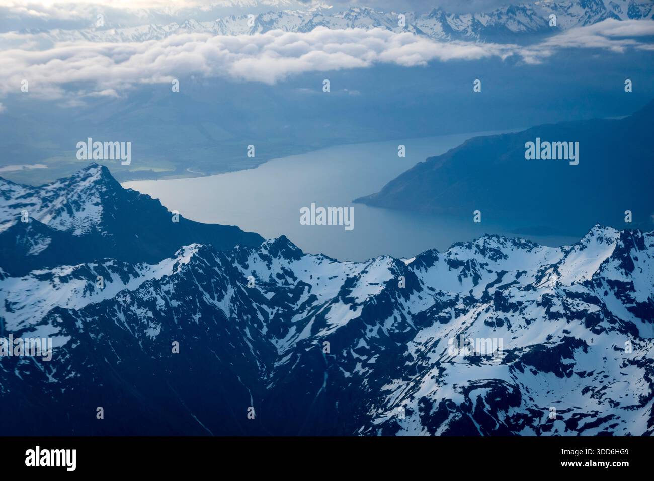 Walter Peak e Cecil Peak, con il Lago Wakatipu e White Point Beyond, Queenstown, Otago, South Island, nuova Zelanda Foto Stock