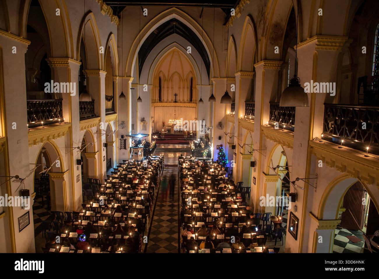Kolkata, Bengala Occidentale, India. 26 dicembre 2025. Cristiani provenienti da diverse parti di Calcutta partecipano alla preghiera di messa di mezzanotte di Natale nella chiesa di San Giacomo a Entally, Calcutta, una delle chiese più eleganti di Calcutta, il 24 dicembre 2025 a mezzanotte per osservare la vigilia di Natale e preghiere speciali il giorno di Natale. La chiesa di San Giacomo (C.N.I), Calcutta, che è una chiesa anglicana a Calcutta, Bengala Occidentale, India, è una delle chiese più eleganti di Calcutta. Costruita nel 1862, le guglie gemelle della chiesa di San Giacomo dominano lo skyline di Kolkata. È popolarmente conosciuta come Jora Girja, letteralmente gemella coira Foto Stock