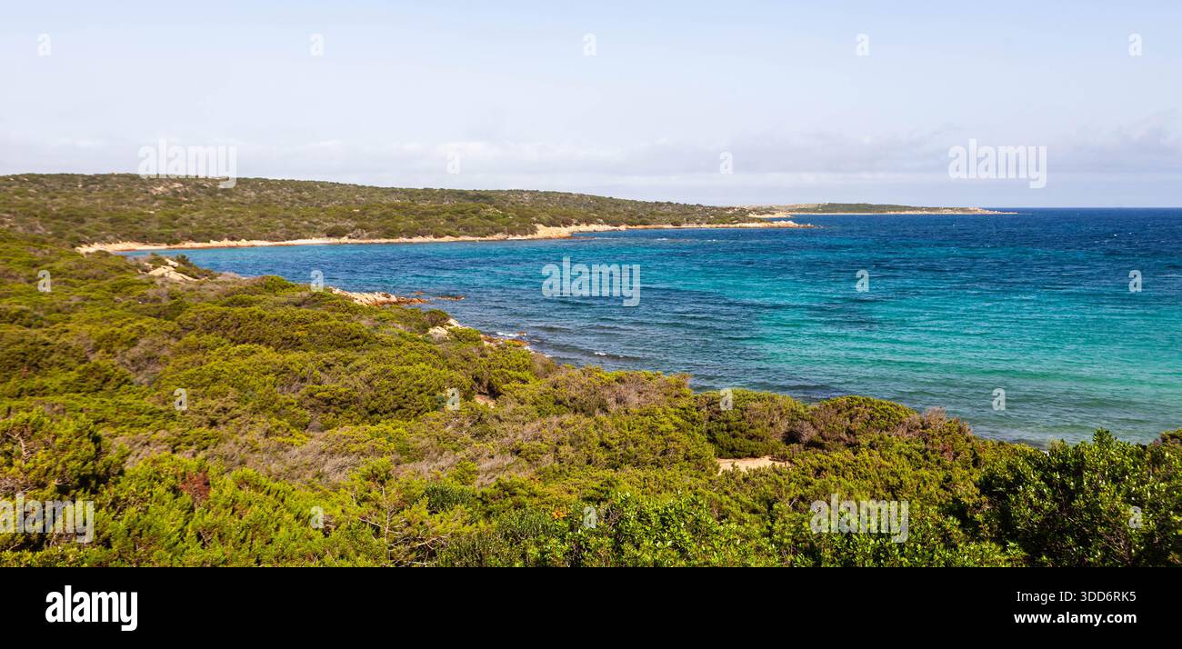 Isola di Caprera, Italia. Il meraviglioso mare Tirreno blu turchese tocca la costa dell'isola di Caprera nell'arcipelago della Maddalena, vicino alla Sardegna. Foto Stock