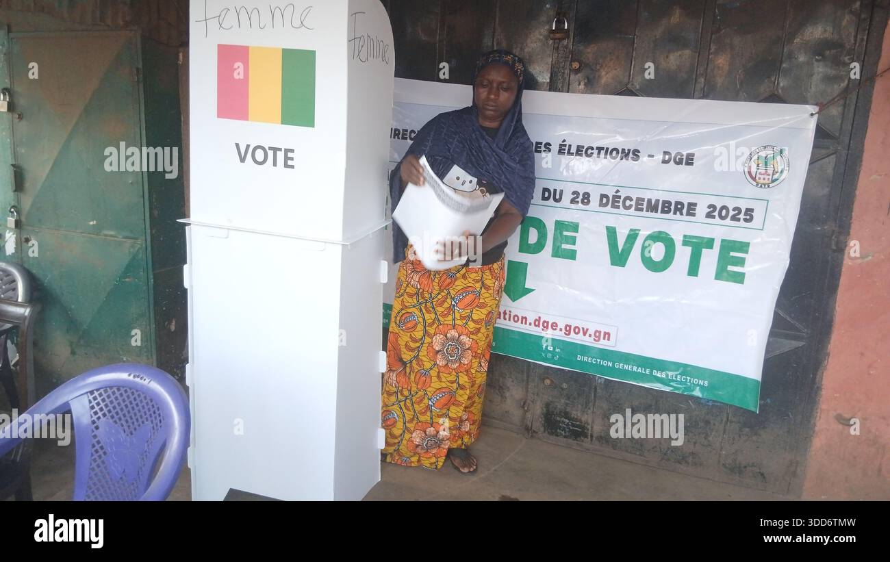 (251229) -- CONAKRY, 29 dicembre 2025 (Xinhua) -- Un elettore si prepara a compilare una votazione in un seggio elettorale a Conakry, la capitale della Guinea, il 28 dicembre 2025. La Guinea ha iniziato a votare nelle sue elezioni presidenziali domenica, con più di 6,8 milioni di elettori registrati che dovrebbero votare in oltre 24.000 seggi nazionali tra le 7:00 (ora locale 0700 GMT) e le 18:00 (1800 GMT). Questa è la prima elezione presidenziale del paese da quando un colpo di Stato militare rovesciò l'ex presidente Alpha Conde nel settembre 2021, segnando un passo importante verso il ritorno a costituu Foto Stock