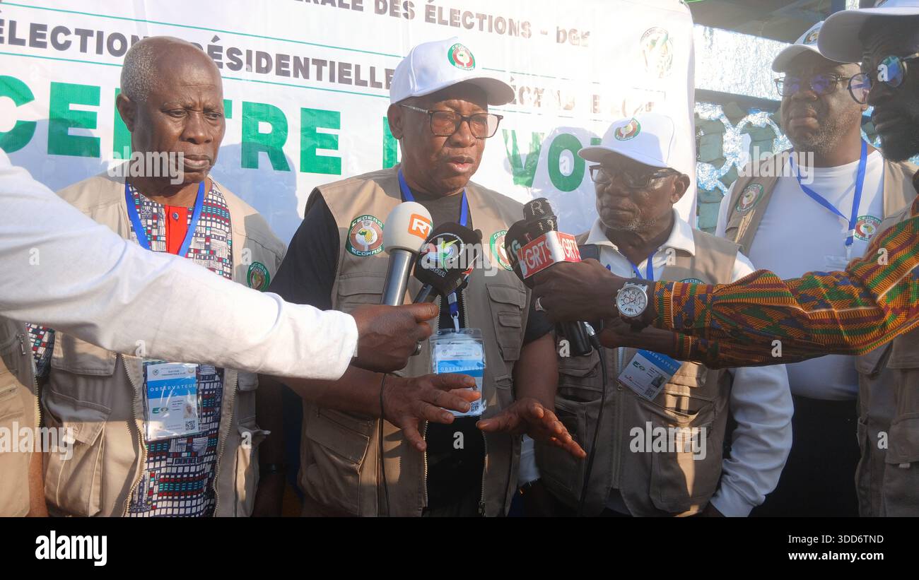 (251229) -- CONAKRY, 29 dicembre 2025 (Xinhua) -- un osservatore della Comunità economica degli Stati dell'Africa occidentale viene intervistato dai media in un seggio elettorale a Conakry, la capitale della Guinea, il 28 dicembre 2025. La Guinea ha iniziato a votare nelle sue elezioni presidenziali domenica, con più di 6,8 milioni di elettori registrati che dovrebbero votare in oltre 24.000 seggi nazionali tra le 7:00 (ora locale 0700 GMT) e le 18:00 (1800 GMT). Questa è la prima elezione presidenziale che si tiene nel paese da quando un colpo di Stato militare rovesciò l'ex presidente Alpha Conde nel settembre 2021, marki Foto Stock