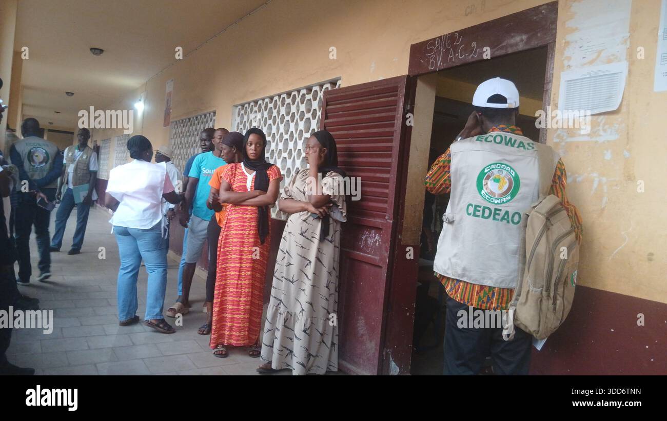 (251229) -- CONAKRY, 29 dicembre 2025 (Xinhua) -- gli elettori si schierano per votare in una stazione elettorale a Conakry, la capitale della Guinea, il 28 dicembre 2025. La Guinea ha iniziato a votare nelle sue elezioni presidenziali domenica, con più di 6,8 milioni di elettori registrati che dovrebbero votare in oltre 24.000 seggi nazionali tra le 7:00 (ora locale 0700 GMT) e le 18:00 (1800 GMT). Si tratta delle prime elezioni presidenziali del paese da quando un colpo di Stato militare ha rovesciato l'ex presidente Alpha Conde nel settembre 2021, segnando un passo importante verso il ritorno alla circoscrizione elettorale Foto Stock