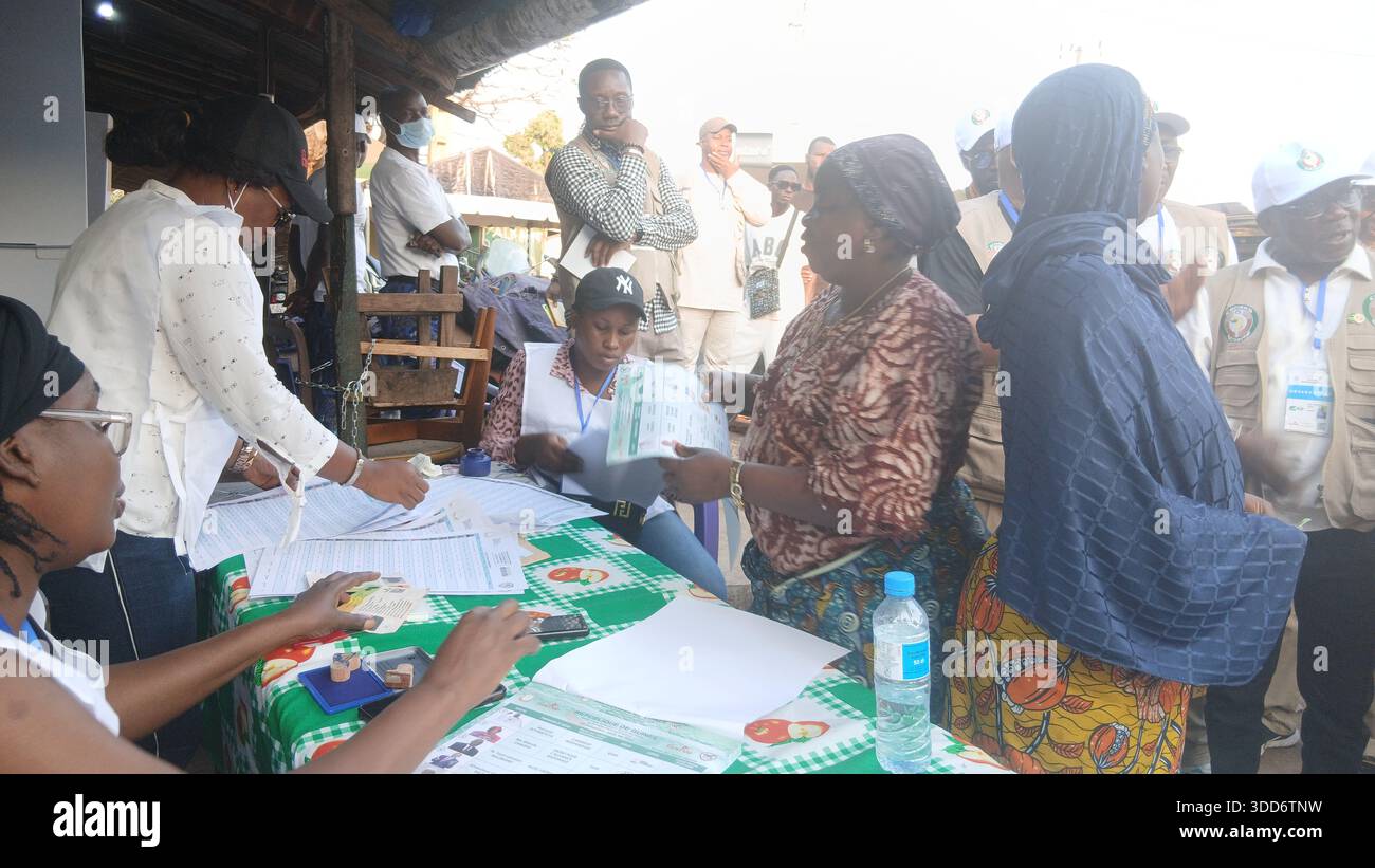 (251229) -- CONAKRY, 29 dicembre 2025 (Xinhua) -- Un membro del personale assiste un elettore nella verifica delle informazioni presso un seggio elettorale a Conakry, capitale della Guinea, il 28 dicembre 2025. La Guinea ha iniziato a votare nelle sue elezioni presidenziali domenica, con più di 6,8 milioni di elettori registrati che dovrebbero votare in oltre 24.000 seggi nazionali tra le 7:00 (ora locale 0700 GMT) e le 18:00 (1800 GMT). Si tratta delle prime elezioni presidenziali del paese da quando un colpo di Stato militare ha rovesciato l'ex presidente Alpha Conde nel settembre 2021, segnando un passo importante verso il ret Foto Stock