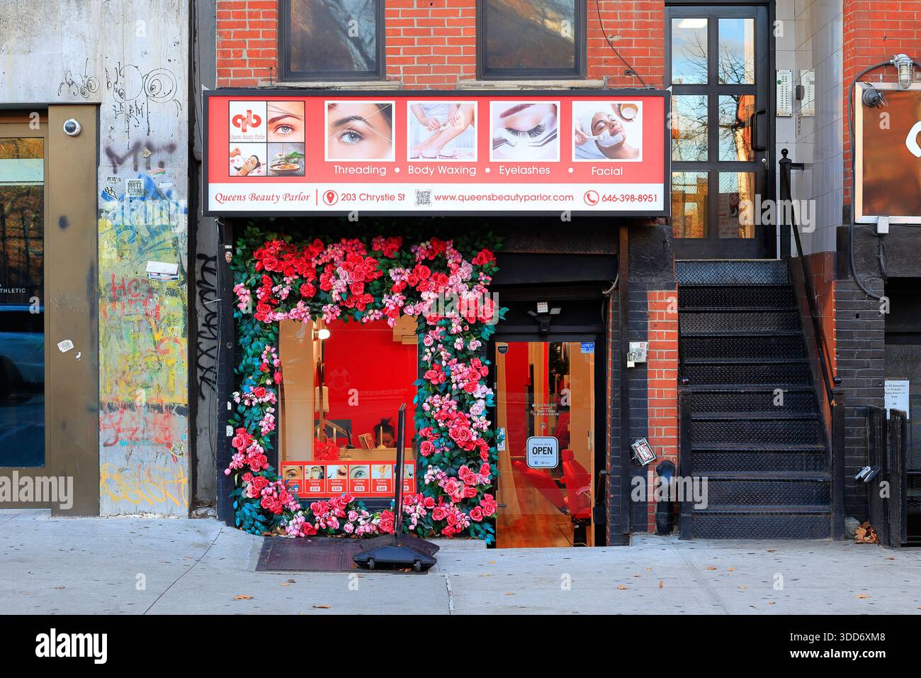 Un negozio floreale decorato con fiori di un'azienda a New York. Queens Beauty Parlor 203 Chrystie St. New York. Foto Stock