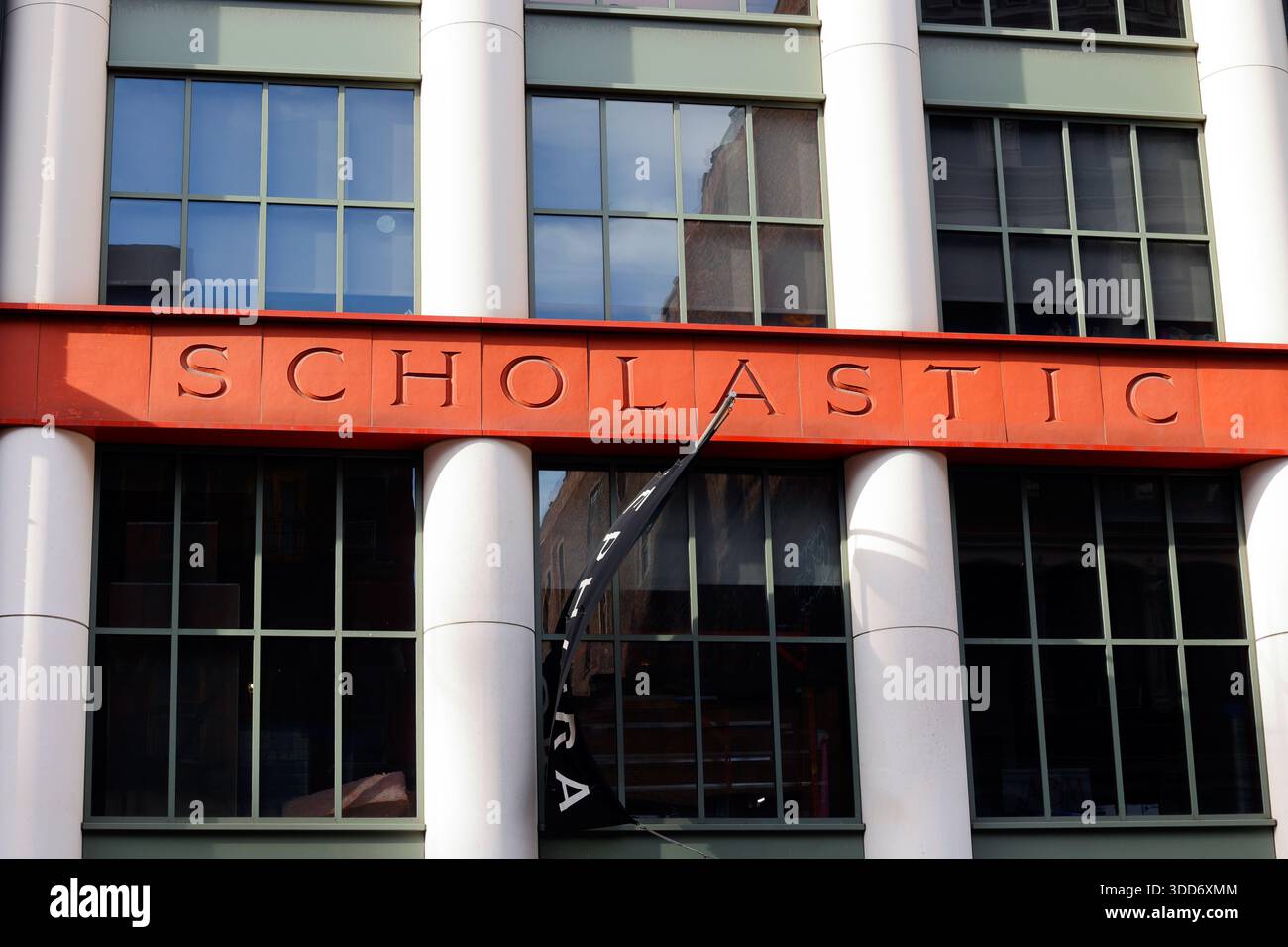 Il logo Scholastic sullo Scholastic Building, 557 Broadway/130 Mercer St, New York. Foto Stock