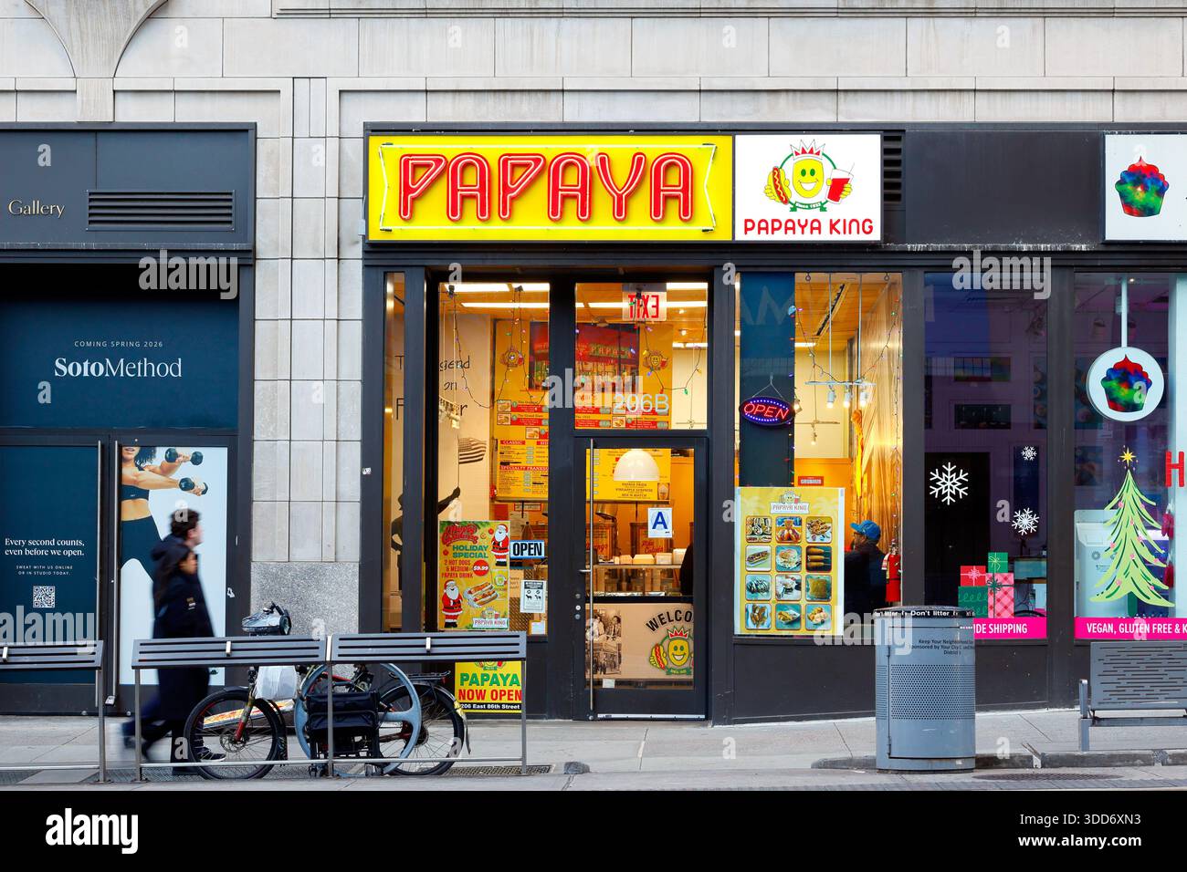 Papaya King, 206 e 86th St, New York, New York, New York, negozio di un hot dog nell'Upper East Side di Manhattan. Foto Stock