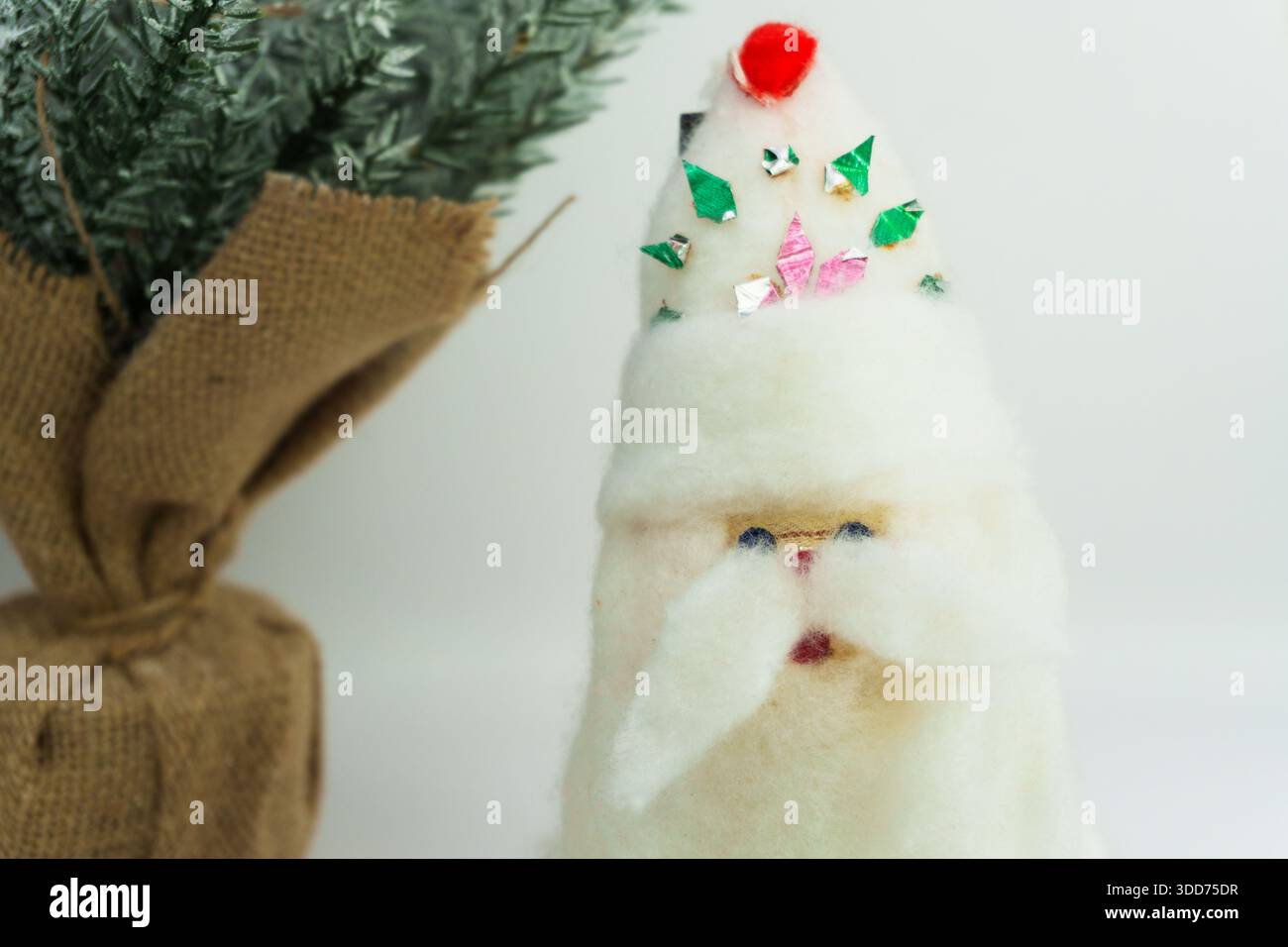 Babbo Natale o Babbo Natale su sfondo bianco, giocattolo di Babbo Natale e alberi di Natale sullo sfondo, felice anno nuovo. Mancia bianca di Babbo Natale Foto Stock