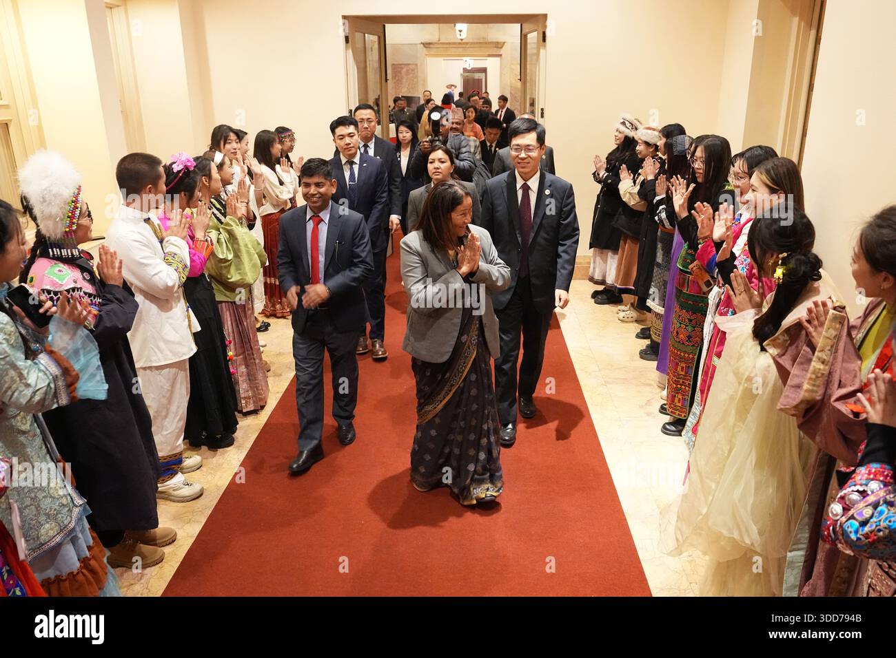 Indira Rana, Vicepresidente della camera dei rappresentanti del Nepal (centro), e Zhou Pan, incaricato d'affari a.i. dell'ambasciata cinese in Nepal (centro a destra), entrano nel luogo del ricevimento. Kathmandu, Nepal.27 dicembre 2025. La cerimonia di chiusura della serie di celebrazioni per il 70° anniversario delle relazioni diplomatiche Cina-Nepal si è tenuta a Kathmandu, la capitale del Nepal, la sera del 27 dicembre 2025, ora locale. Crediti: Cui Nan/China News Service/Alamy Live News Foto Stock