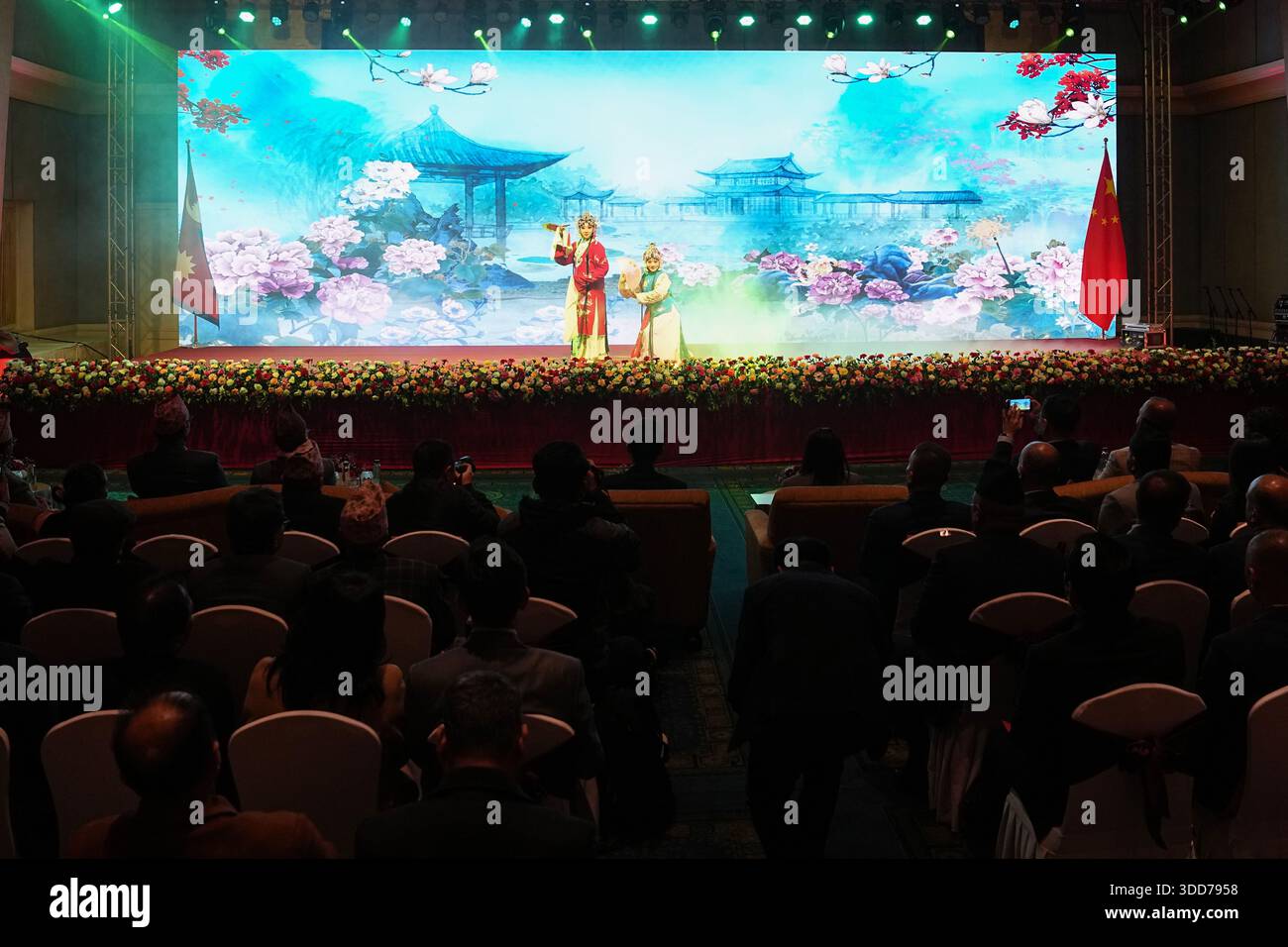 Kathmandu, Nepal.27 dicembre 2025. La cerimonia di chiusura della serie di celebrazioni per il 70° anniversario delle relazioni diplomatiche Cina-Nepal si è tenuta a Kathmandu, la capitale del Nepal, la sera del 27 dicembre 2025, ora locale. Crediti: Cui Nan/China News Service/Alamy Live News Foto Stock