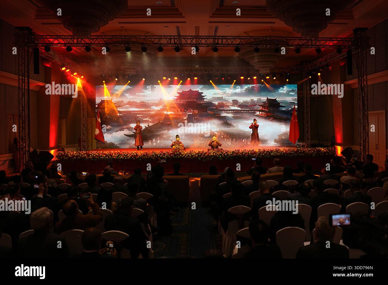 Kathmandu, Nepal.27 dicembre 2025. La cerimonia di chiusura della serie di celebrazioni per il 70° anniversario delle relazioni diplomatiche Cina-Nepal si è tenuta a Kathmandu, la capitale del Nepal, la sera del 27 dicembre 2025, ora locale. Crediti: Cui Nan/China News Service/Alamy Live News Foto Stock