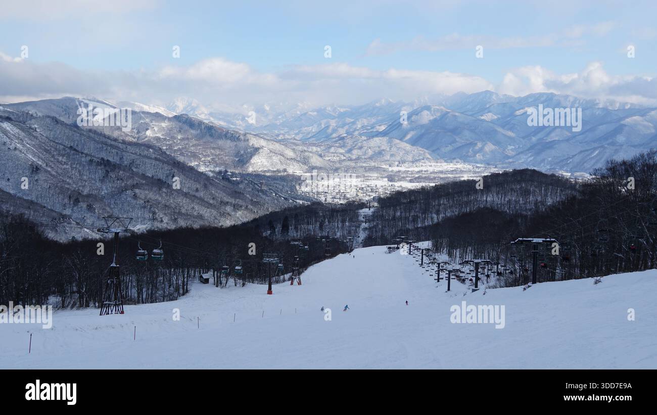 Avventura sciistica Hakuba Goryu: Piste innevate e vista sulle montagne Foto Stock