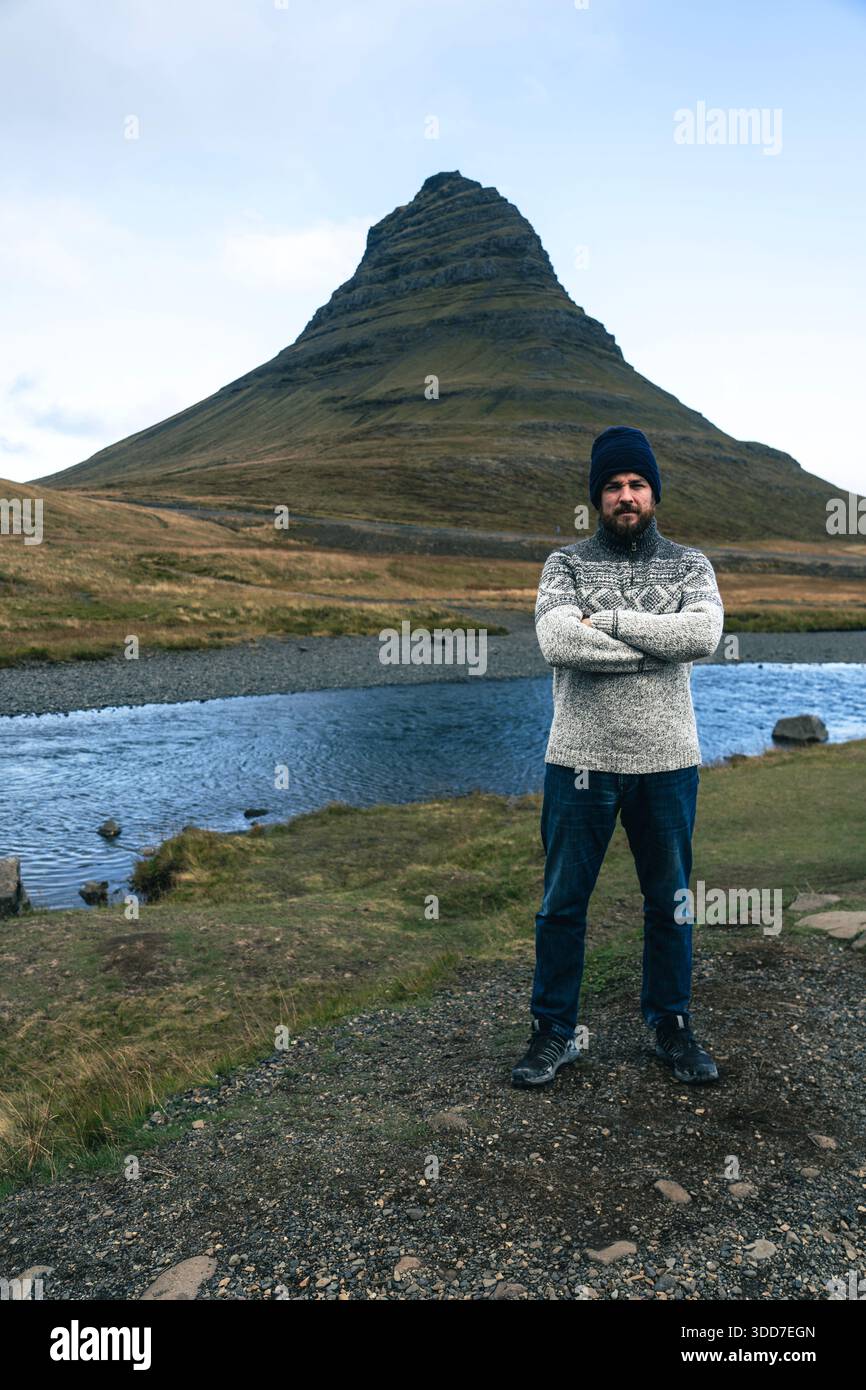 Fai un'escursione di fronte a Kirkjufell, famosa collina sulla costa settentrionale della penisola islandese di Snæfellsnes. Turismo in Islanda, montagna "cappello da strega". Foto Stock