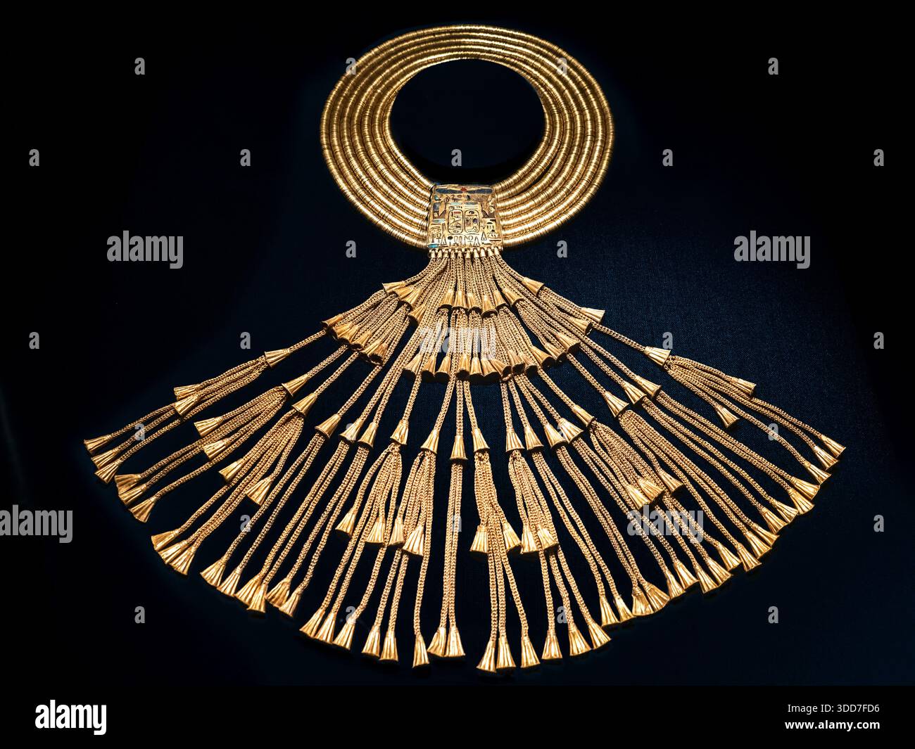 Ampio collare di Psusennes i - XXI dinastia, terzo periodo intermedio - Oro, lapis lazuli, carneliano, feldspato - Tomba di Psusennes i, Tanis Foto Stock