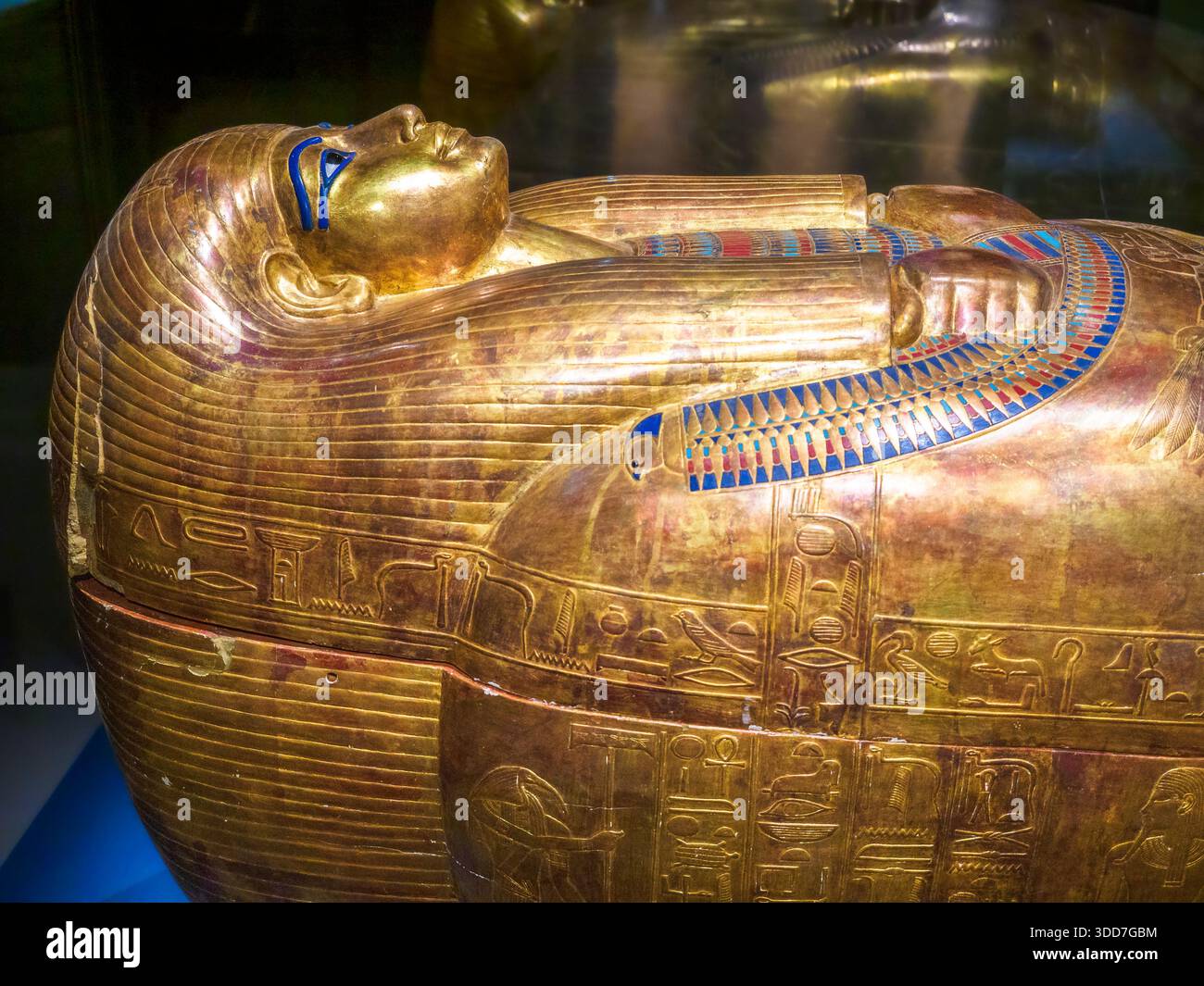 Particolare - Coffin Antropoide esterno di Tuya - XVIII dinastia, nuovo Regno, regno di Amenofi III - legno ricoperto di stucco dorato con intarsi di vetro blu e ossidiana (occhi), blu chiaro, blu scuro e vetro rosso (gioielli) - Tomba di Yuya e Tuya (KV 46), Valle dei Re, Luxor Foto Stock