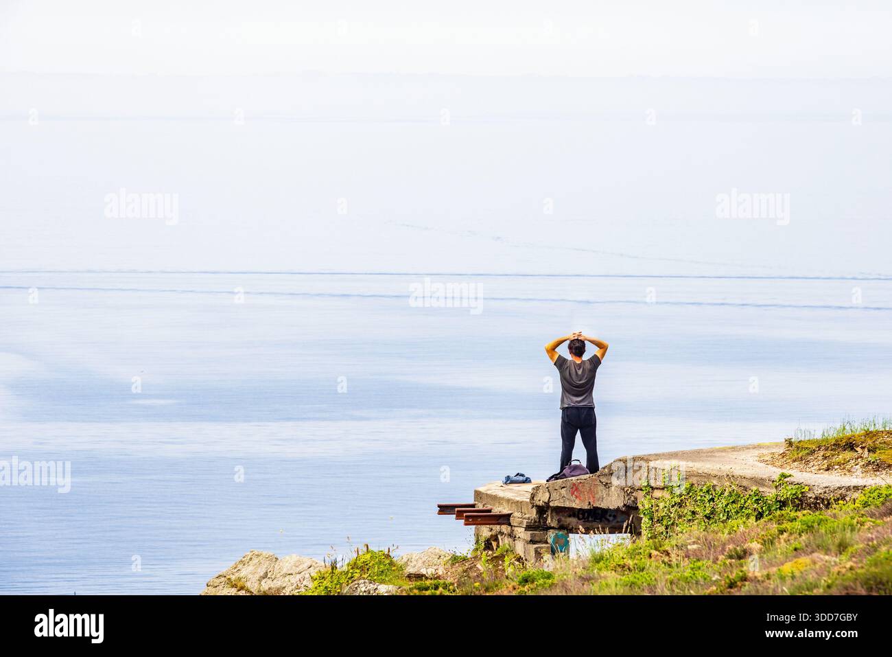 Uomo da solo che guarda il mare Foto Stock