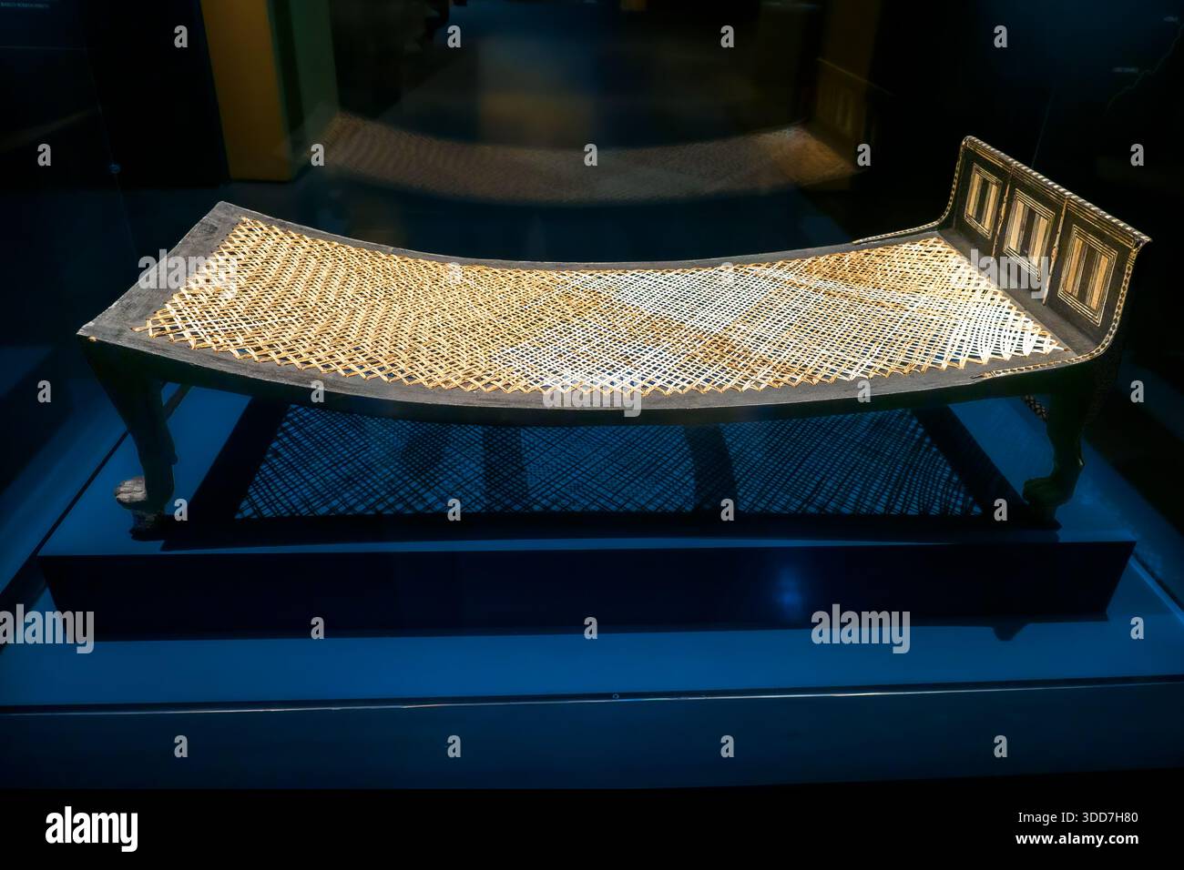 Letto in legno di Yuya e Tuya - XVIII dinastia, nuovo Regno, regno di Amenofi III - legno dipinto - Tomba di Yuya e Tuya (KV 4), Valle dei Re, Luxor Foto Stock