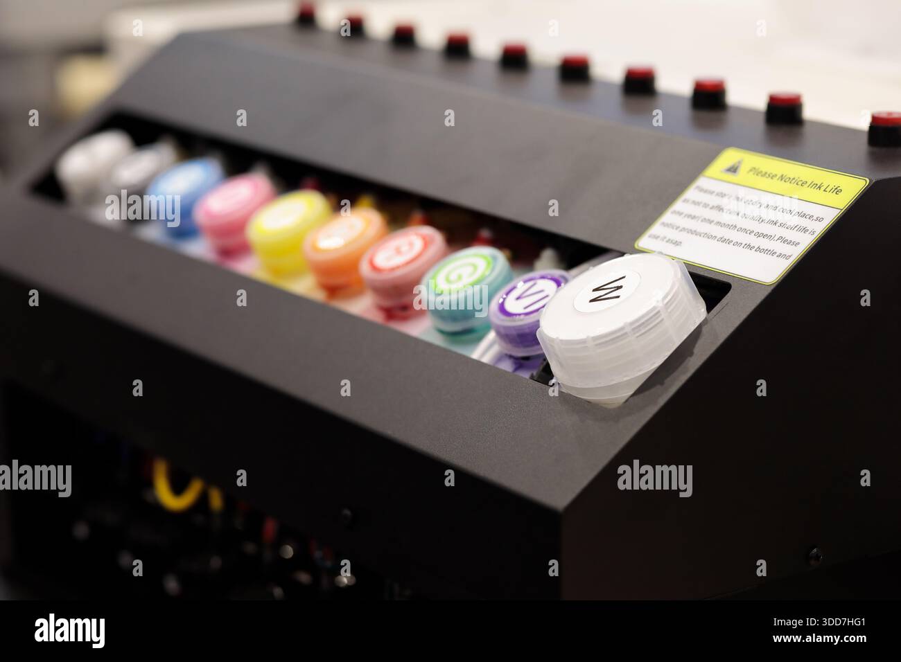 Flaconi di inchiostro nel sistema di erogazione continua dell'inchiostro (CISS) di stampanti a getto d'inchiostro per grandi formati. Messa a fuoco selettiva. Foto Stock