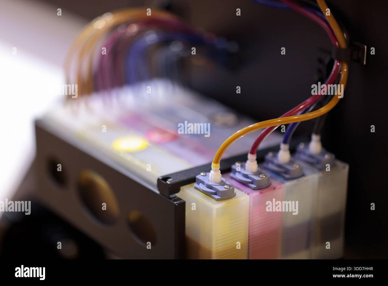 Serbatoi d'inchiostro di una stampante a getto d'inchiostro CMYK industriale. Messa a fuoco selettiva. Foto Stock
