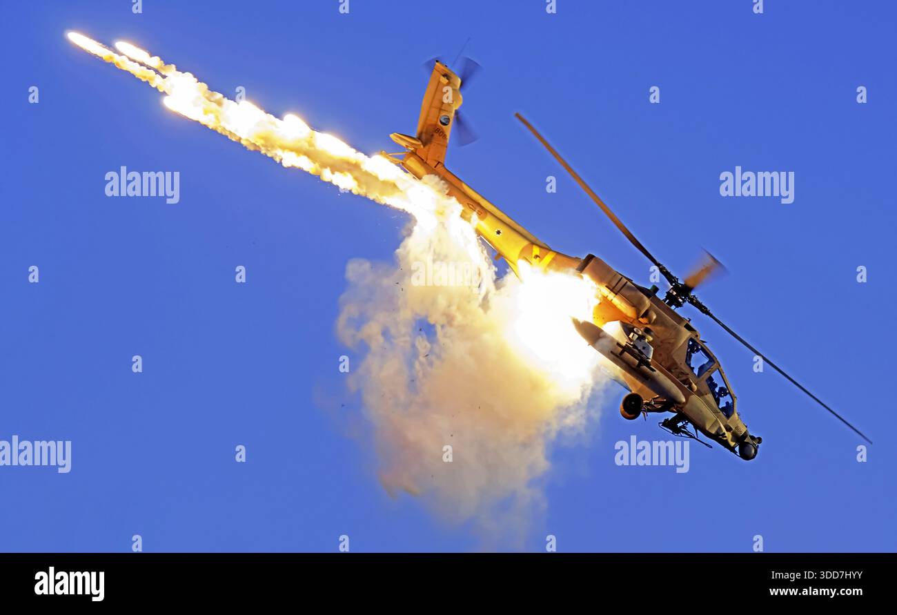 Boeing AH-64 Apache, elicottero d'attacco, misure di svasatura durante il volo. Foto Stock