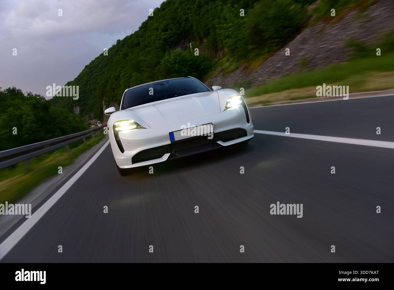 La guida di auto sportive è ad alta velocità Foto Stock