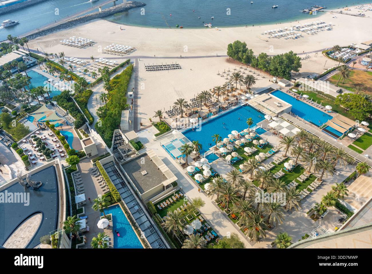 Lussuoso resort fronte spiaggia con piscine a sfioro affacciate sul Golfo Persico e Ain Dubai, Dubai JBR Beach Foto Stock
