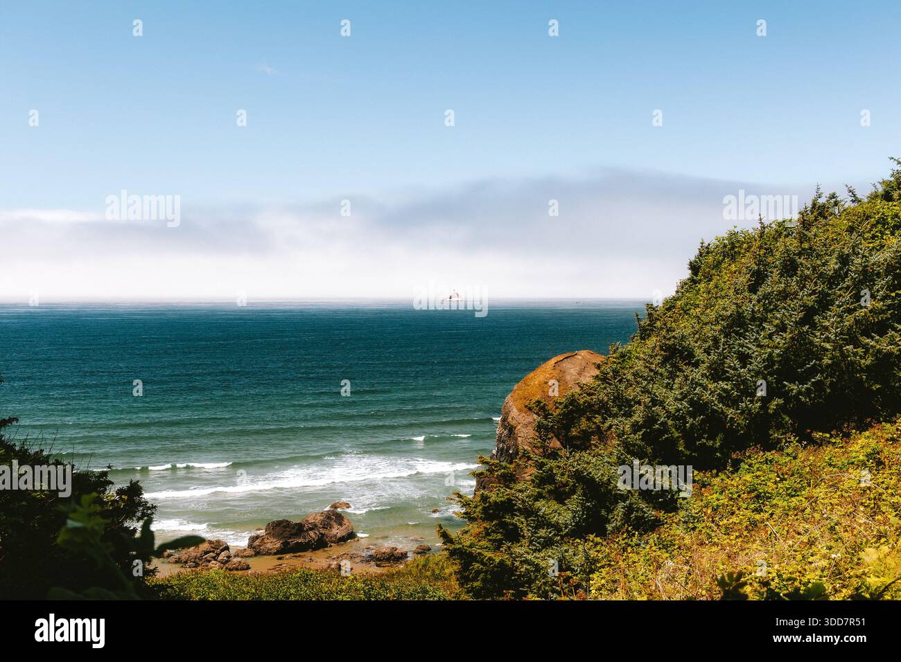 Faro lontano al largo nella contea di Tillamook, Oregon Foto Stock