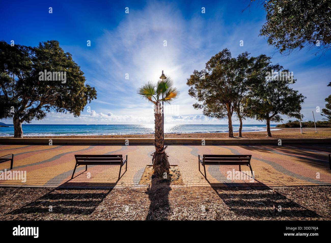 Simmetria mediterranea: Sole, sabbia e mare Foto Stock