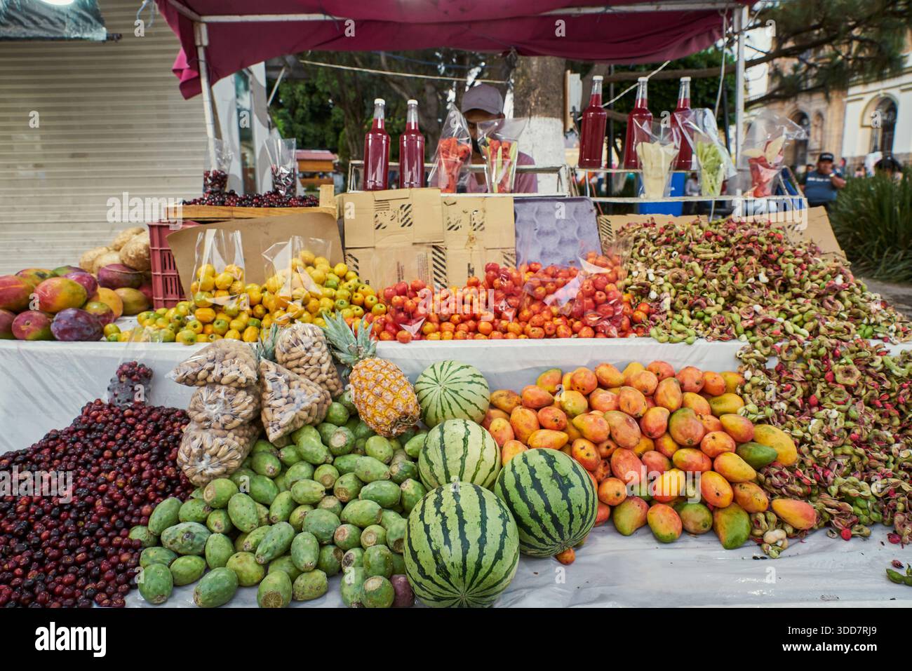 Vassoio di frutta con una varietà di prodotti freschi Foto Stock