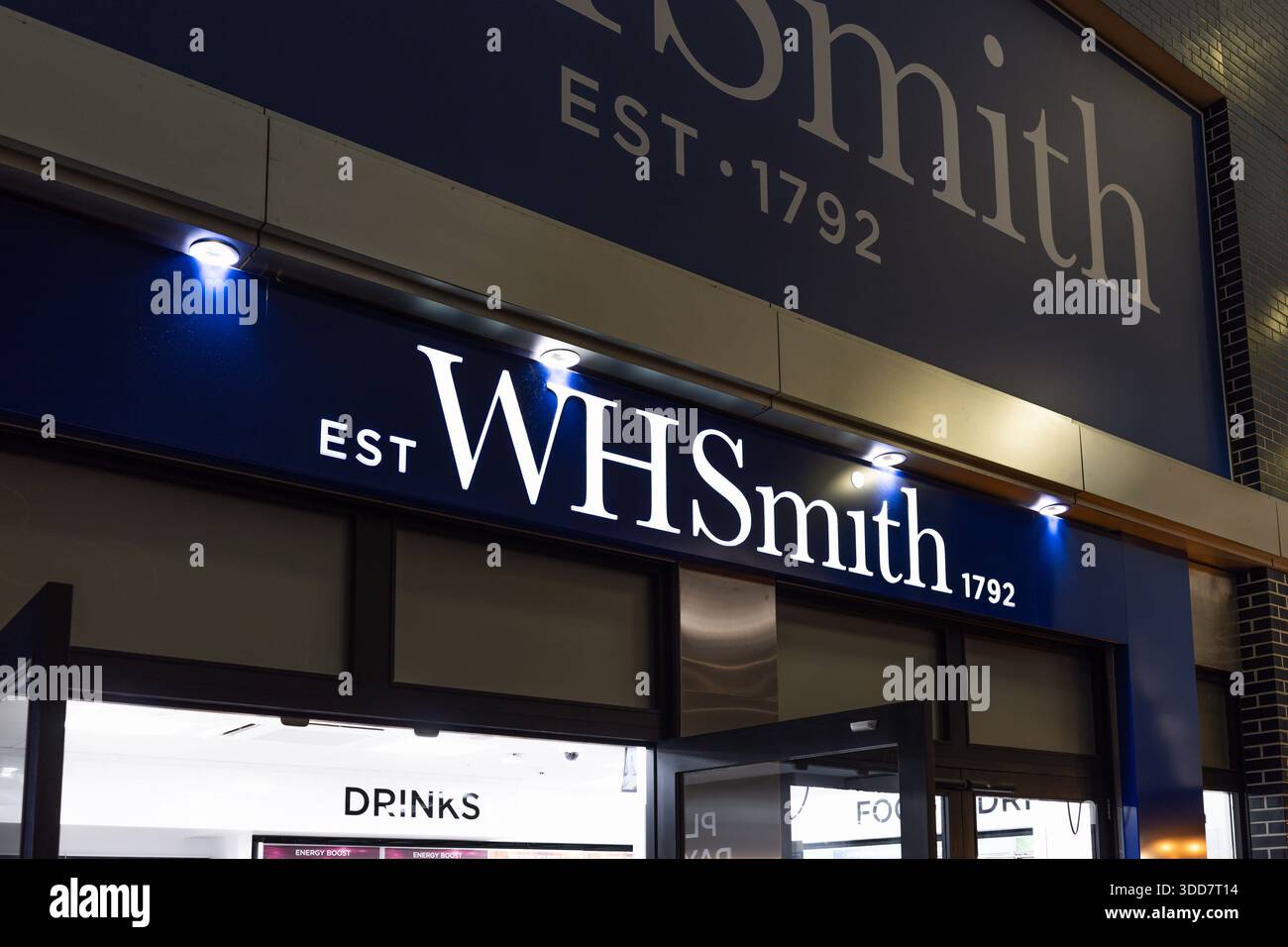 Concessionario britannico per segnaletica anteriore del punto vendita WHSmith. Londra, Regno Unito, 17 febbraio 2024 Foto Stock