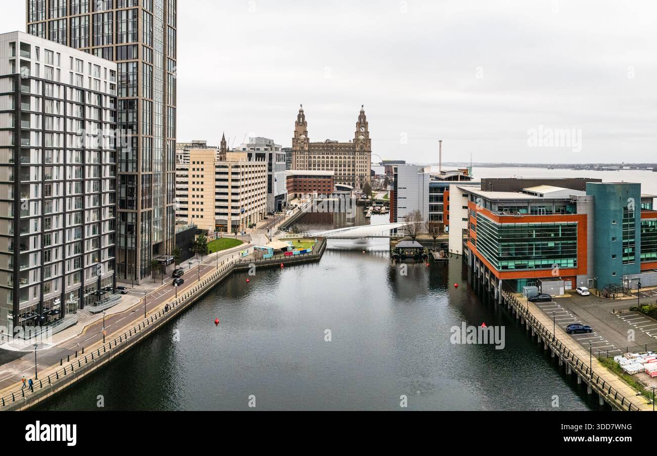 Vedute aeree lungo William Jessop Way e Princes Dock mentre l'architettura moderna incornicia il Royal Liver Building sul lungomare di Liverpool nella foto Foto Stock