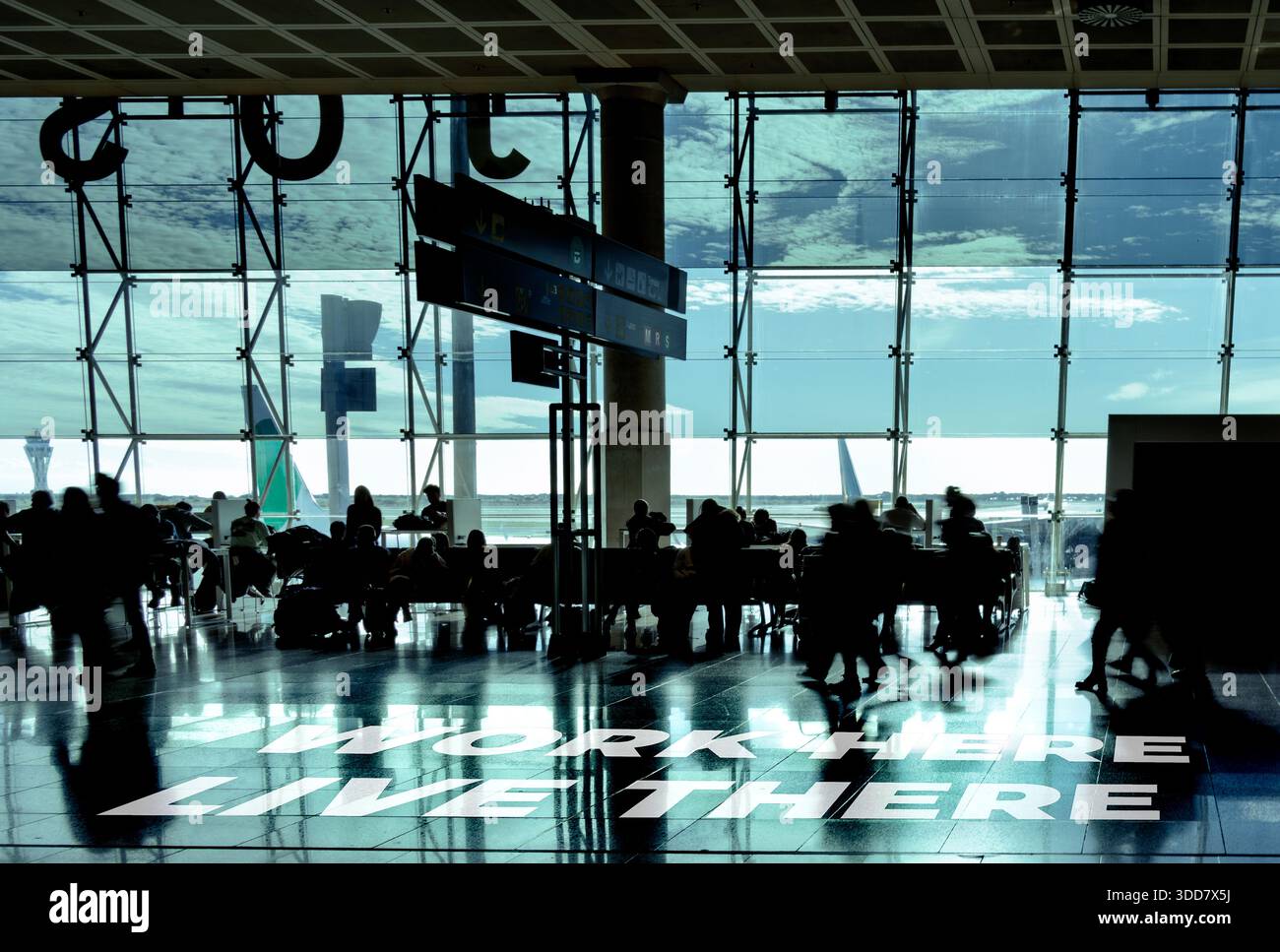 Nomadi digitali che lavorano in un moderno terminal aeroportuale Foto Stock