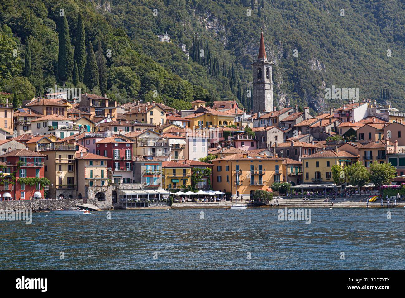Varenna, Italia - 21 agosto 2021: Veduta del villaggio di Varenna visto dal lago di Como, caratterizzato da un piccolo insediamento sul lago con tradizionale bu Foto Stock