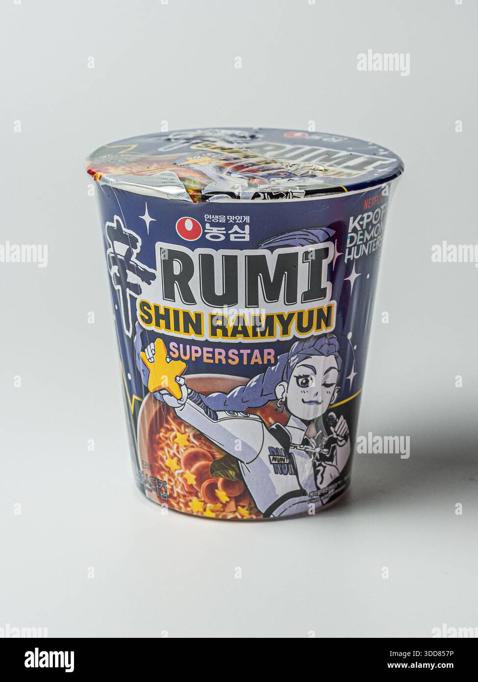 Seoul, Corea del Sud – 28 dicembre 2025: Rumi "Superstar" Flavor Character Cup Ramen della serie animata Netflix K-Pop Demon Hunters Foto Stock