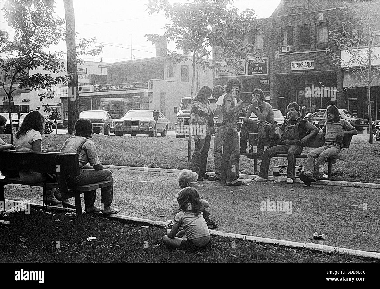 Sorel-Tracy, Canada, - 1978 circa: Le persone sono sedute sulle panchine nel parco Carré Royal Foto Stock