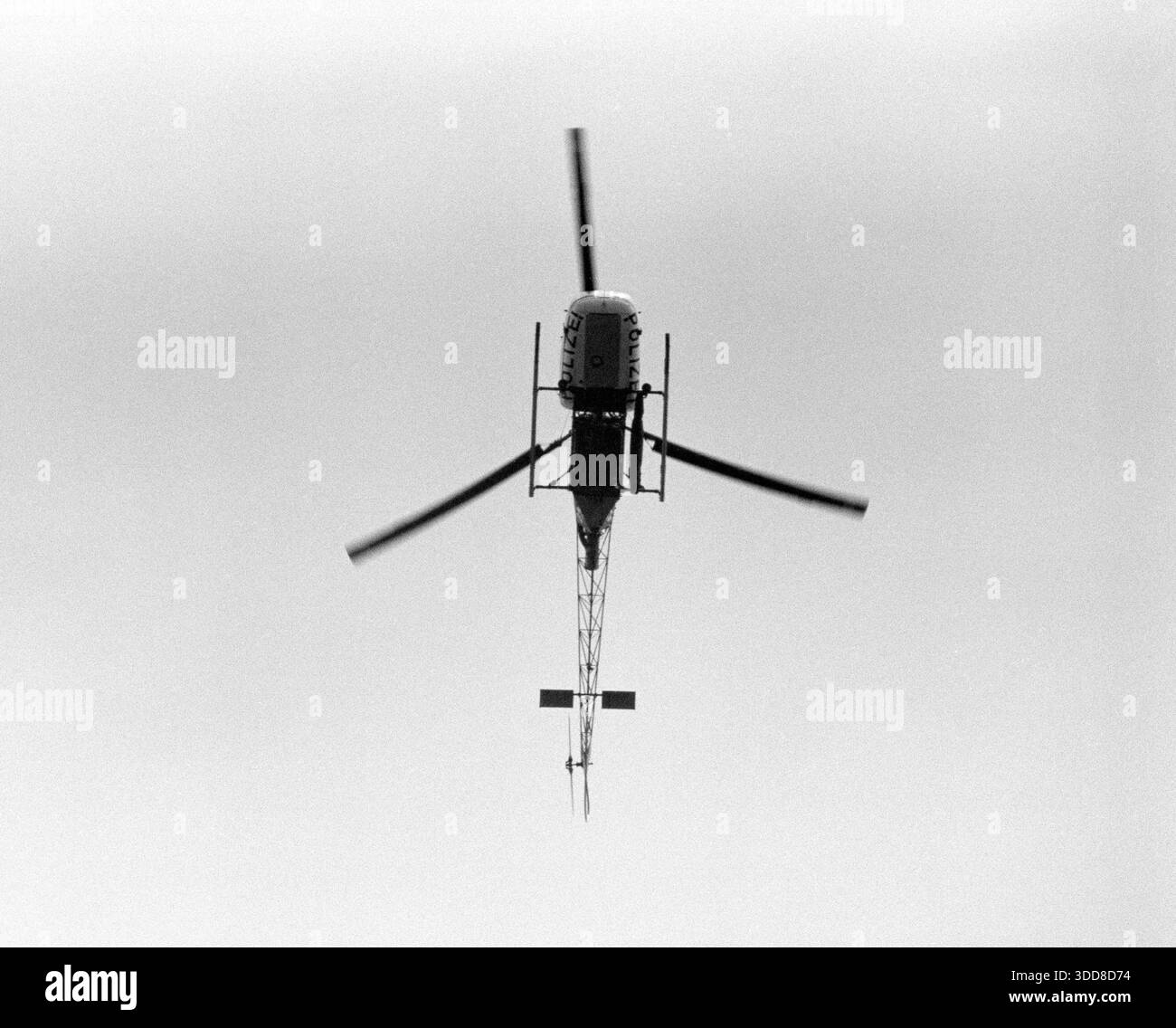 Sechzigerjahre, 14.05.1966, Deutschland, Verkehr, trasporti, Sicherheit, Hubschrauber der Polizei am Himmel bei einem Einsatz, Duisburg, Duisburg-Wedau, Ruhrgebiet, Niederrhein, Rheinland, Nordrhein-Westfalen, NRW Sechzigerjahre, 14.05.1966, Deutschland, Verkehr, Transport, Sicherheit, Hubschrauber der Polizei am Himmel bei einem Einsatz, Duisburg, Duisburg-Wedau, Ruhrgebiet, Niederrhein, Rheinland, Nordrhein-Westfalen, NRW, Sessanta, 14.05.1966, Germania, traffico, trasporti, sicurezza, elicottero di polizia nel cielo durante un’operazione di polizia, Duisburg, Duisburg-Wedau, regione della Ruhr, basso Reno, Rhinel Foto Stock