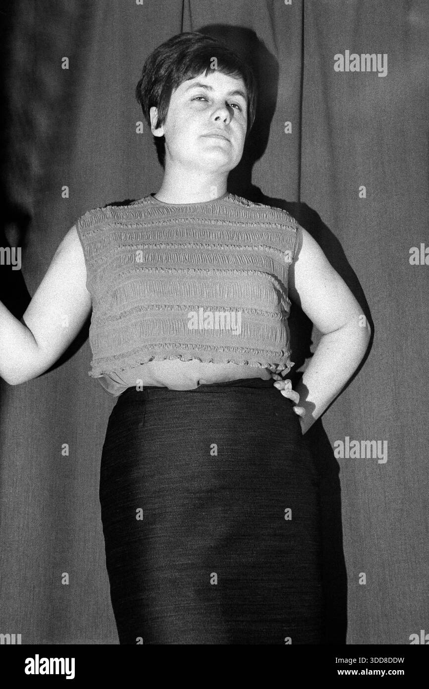 Sechzigerjahre, 02.06.1966, Deutschland, Menschen, Frau 25 bis 28 Jahre, Fotoshooting im Oberteil und Rock, mittellanges Haar, Nahaufnahme, tiro medio, primo piano medio, ernster Blick, Doris Sechzigerjahre, 02.06.1966, Deutschland, Menschen, Frau 25 bis 28 Jahre, Fotoshooting im Oberteil und Rock, mittellanges Haar, Nahaufnahme, tiro medio, primo piano medio, ernster Blick, Doris, Sixties, 02.06.1966, Germania, persone, donna da 25 a 28 anni, servizio fotografico in alto e gonna, capelli di media lunghezza, tiro medio, look severo, Doris *** anni Sessanta, 02 06 1966, Germania, persone, donna da 25 a 28 anni, photosho Foto Stock