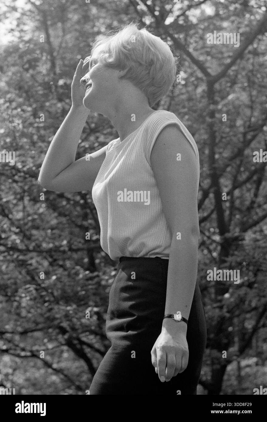 Sechzigerjahre, 03.06.1967, Menschen, Frauen, Maedchen 18 bis 20, Fotoshooting, mittellanges Haar, aermelloser pulli und Rock, Nahaufnahme, primo piano, stehend, laechelnd, Renate, Deutschland, Duisburg, Duisburg-Wedau, Ruhrgebiet, Nordrhein-Westfalen, NRW Sechzigerjahre, 03.06.1967, Menschen, Frauen, Maedchen 18 bis 20 Jahre, Fotoshooting in der Natur, mittellanges Haar, aermelloser pulli und Rock, Nahaufnahme, primo piano, stehend, laechelnd, Renate, Deutschland, Duisburg, Duisburg-Wedau, Ruhrgebiet, Nordrhein-Westfalen, NRW, Sessanta, 03.06.1967, persone, donne, da 18 a 20 anni, servizio fotografico Foto Stock