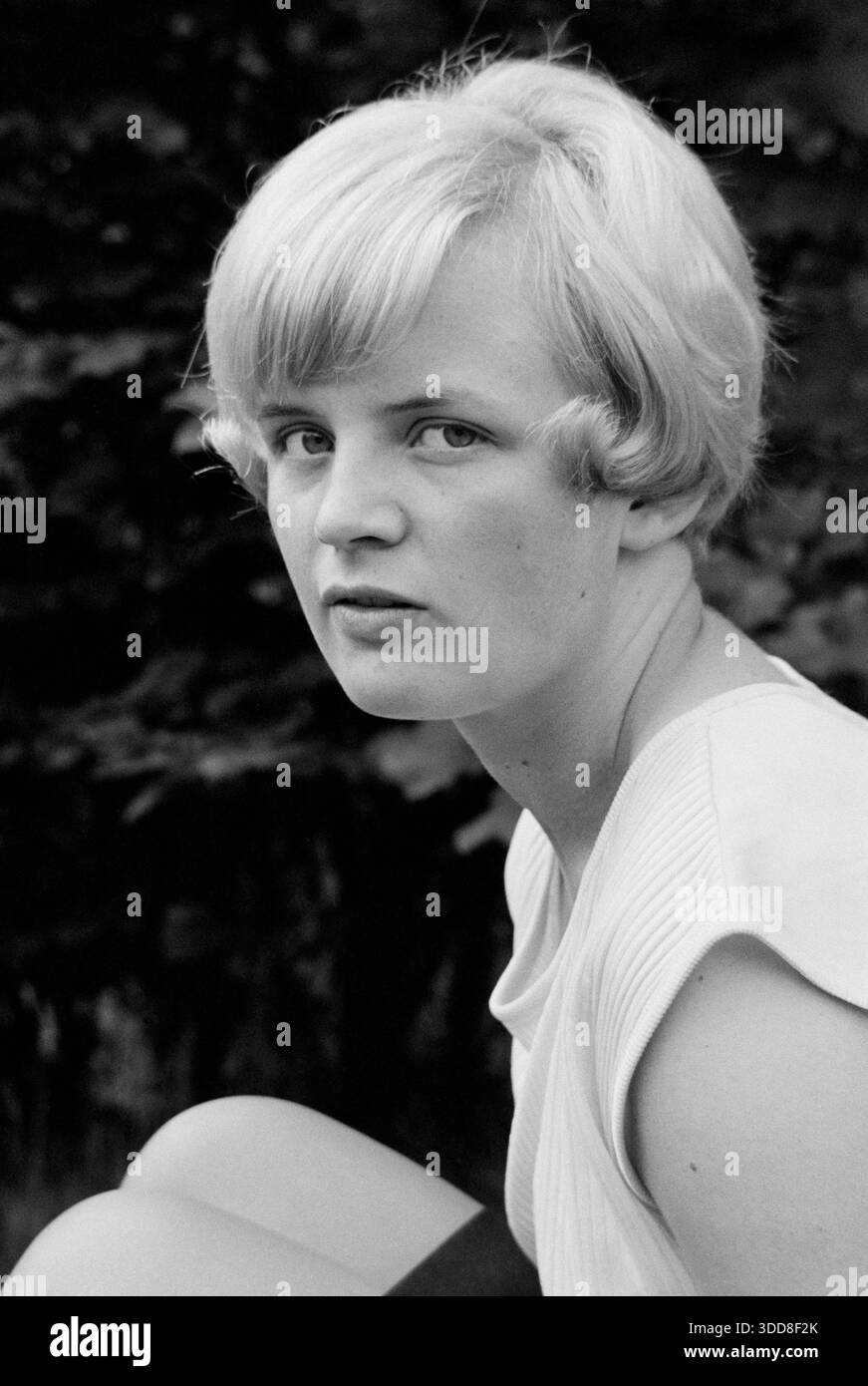 Sechzigerjahre, 03.06.1967, Menschen, Frauen, Maedchen 18 bis 20 Jahre, Fotoshooting, mittellanges Haar, aermelloser pulli und Rock, Nahaufnahme, headshot, sitzend, Renate, Deutschland, Duisburg, Duisburg-Wedau, Ruhrgebiet, Nordrhein-Westfalen, NRW Sechzigerjahre, 03.06.1967, Menschen, Frauen, Maedchen 18 bis 20 Jahre, Fotoshooting in der Natur, mittellanges Haar, aermelloser pulli und Rock, Nahaufnahme, headshot, sitzend, Renate, Deutschland, Duisburg, Duisburg-Wedau, Ruhrgebiet, Nordrhein-Westfalen, RW, anni Sessanta, 03.06.1967, persone, donne, ragazza dai 18 ai 20 anni, servizio fotografico fuori, nel mezzo Foto Stock