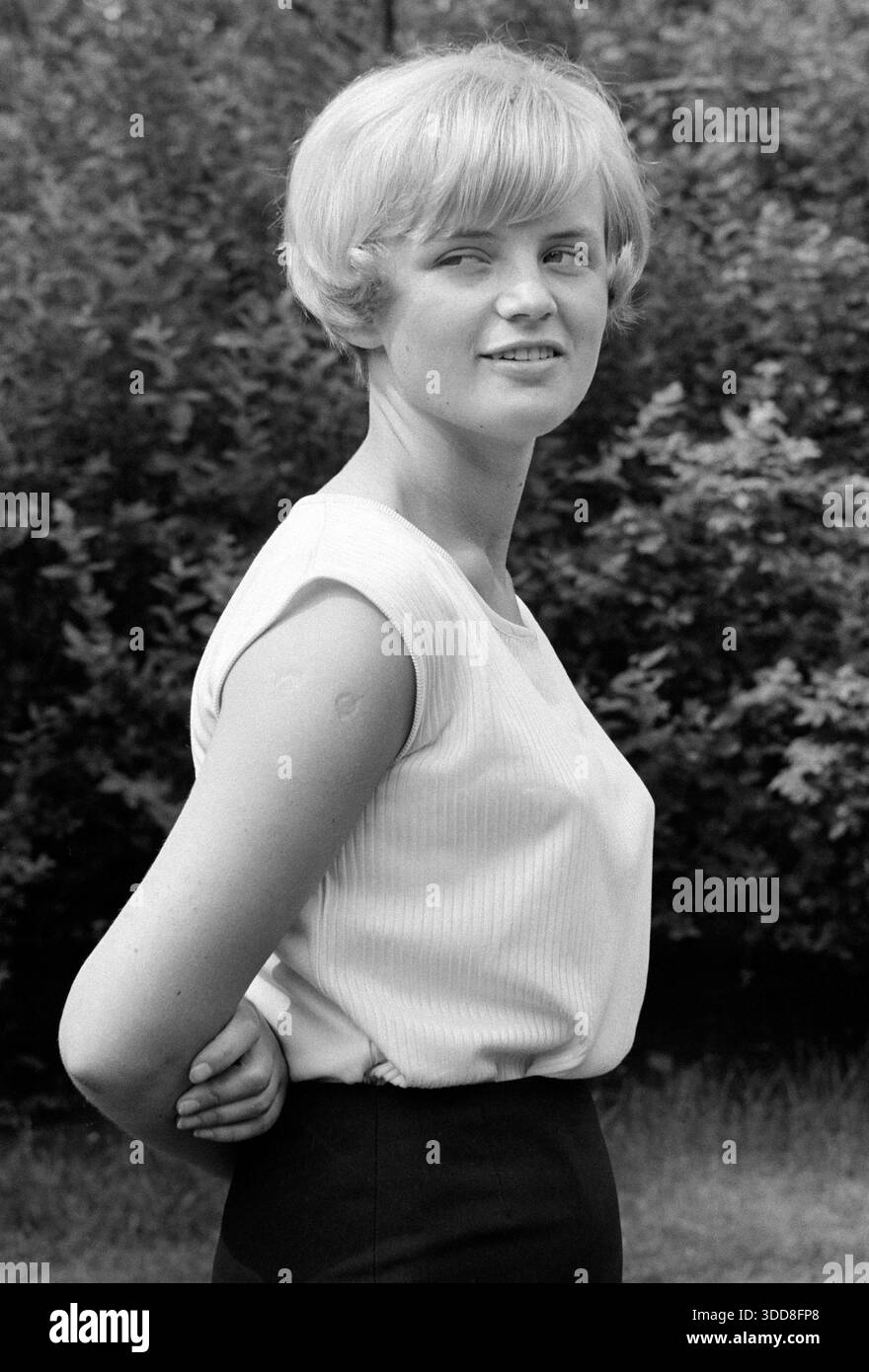 Sechzigerjahre, 03.06.1967, Menschen, Frauen, Maedchen 18 bis 20, Fotoshooting, mittellanges Haar, aermelloser pulli und Rock, Nahaufnahme, Medium close-up, Stehend, Renate, Deutschland, Duisburg, Duisburg-Wedau, Ruhrgebiet, Nordrhein-Westfalen, NRW Sechzigerjahre, 03.06.1967, Menschen, Frauen, Maedchen 18 bis 20 Jahre, Fotoshooting in der Natur, mittellanges Haar, aermelloser Pulli und Rock, Nahaufnahme, Medium close-up, stehend, Renate, Deutschland, Duisburg, Duisburg-Wedau, Ruhrgebiet, Nordrhein-Westfalen, RW, anni Sessanta, 03.06.1967, persone, donne, ragazza dai 18 ai 20 anni, servizio fotografico fuori, Foto Stock